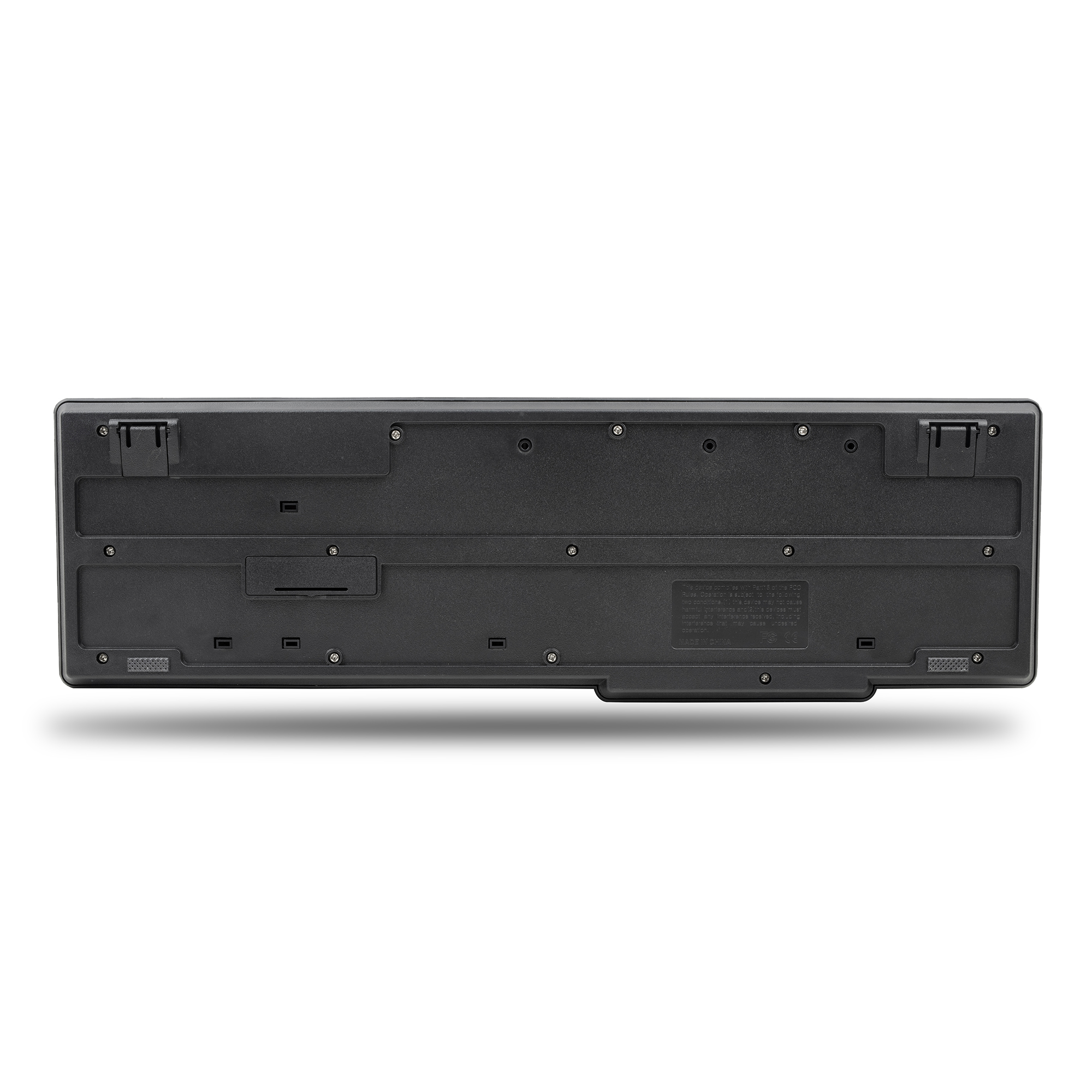 Widok od spodu czarnej klawiatury, pokazujący śruby, etykiety i wsporniki.