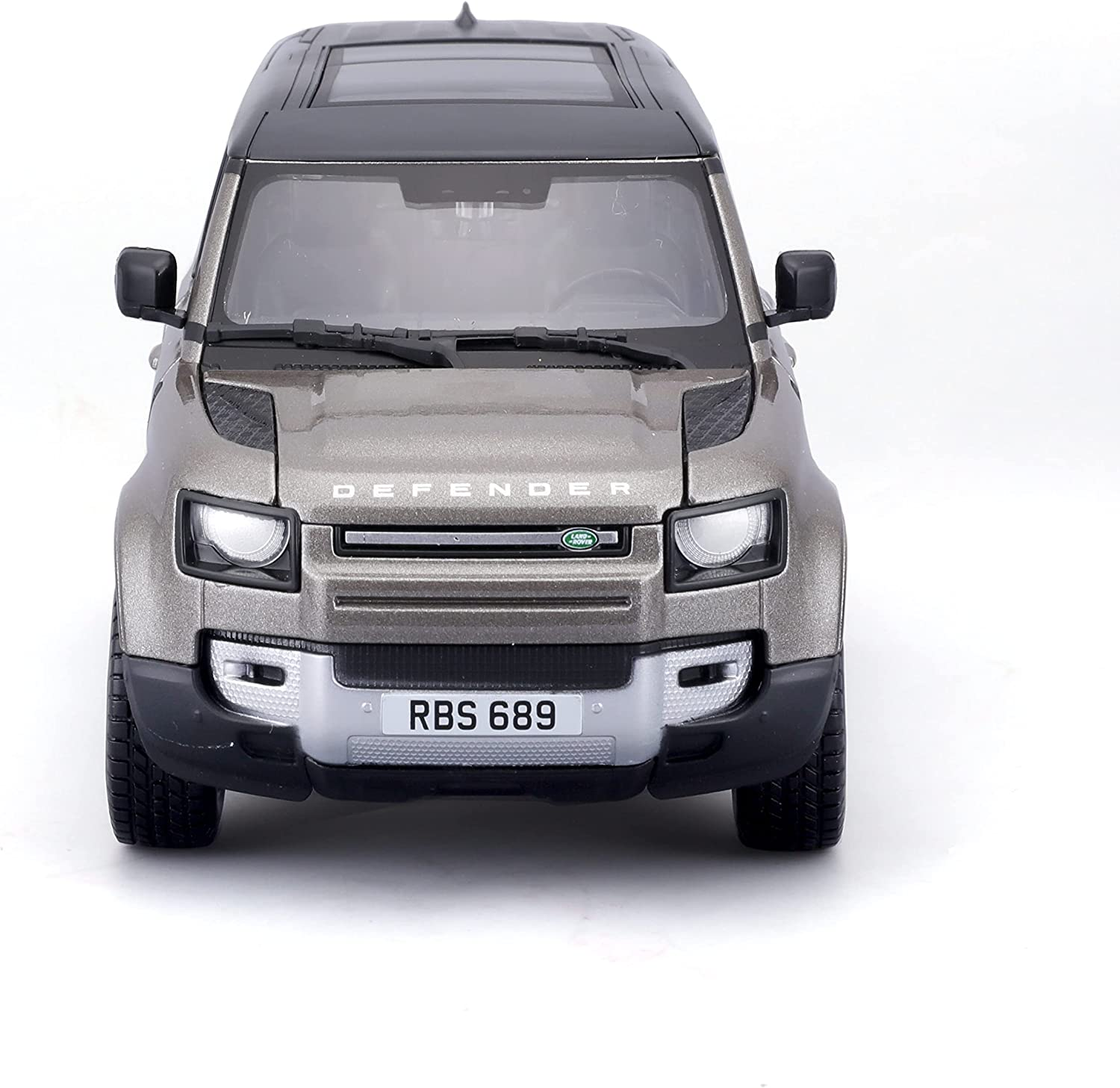 Ein graues und silbernes Land Rover Defender Modellauto auf weißem Hintergrund, von vorne gesehen.