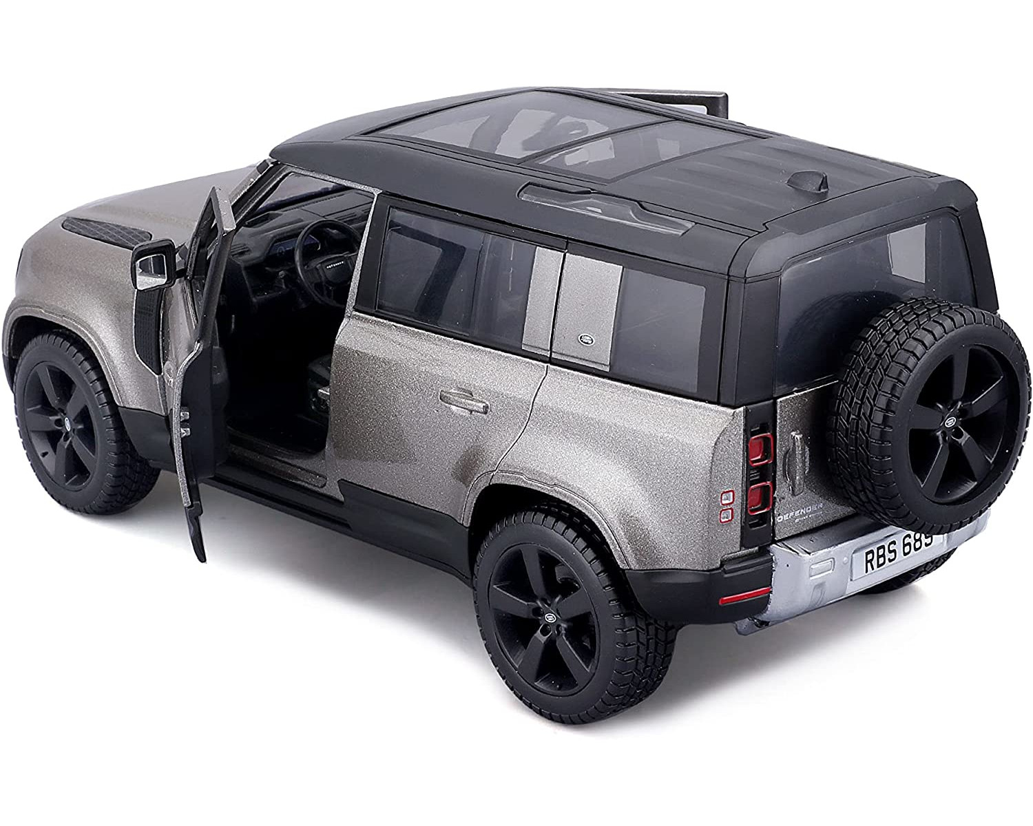 Ein silbernes Land Rover Defender Spielzeugauto. Die Türen und der Kofferraum sind geöffnet. Das Auto steht vor weißem Hintergrund.