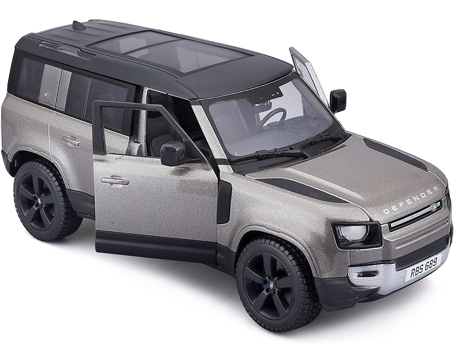Silbernes SUV-Spielzeug. Schwarzes Dach und Reifen. Türen sind offen. Das Spielzeugauto ist ein Land Rover Defender.