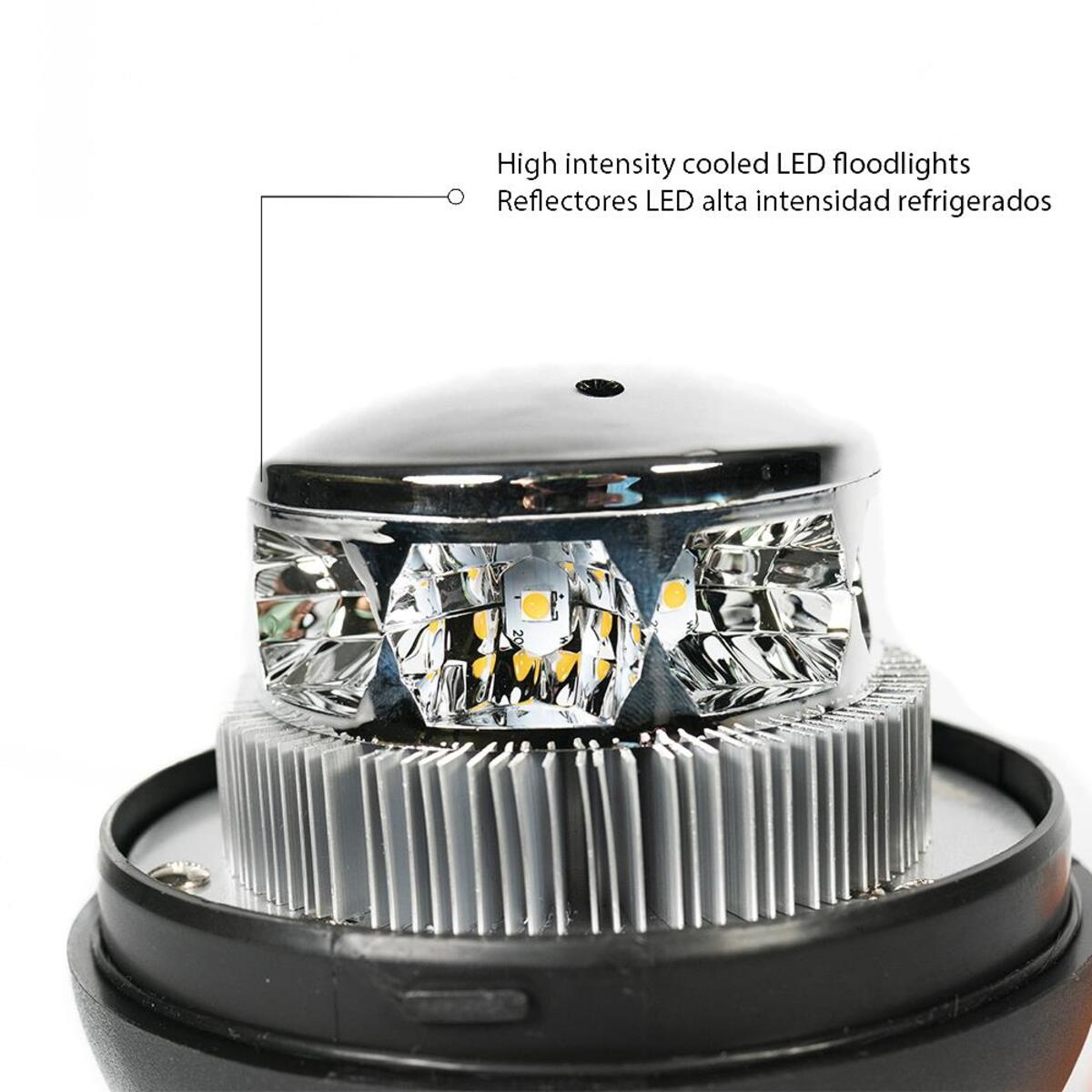 Primer plano de reflectores LED de alta intensidad con disipador de calor plateado.