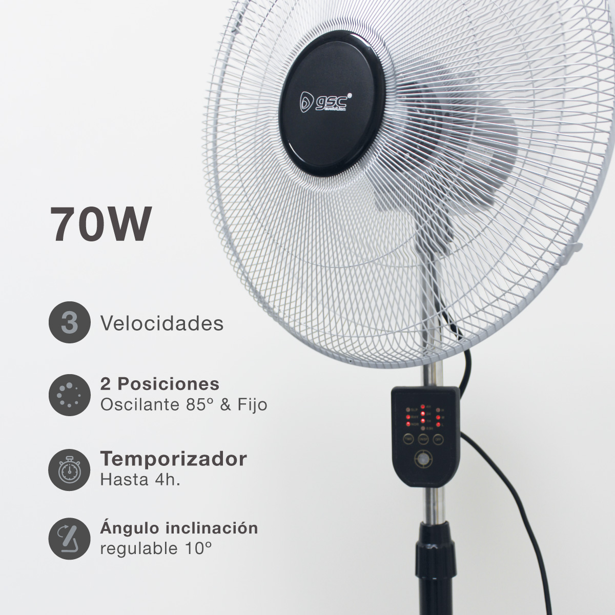 Un ventilador de pie con etiquetas de texto. Tiene un cuerpo negro y una jaula de ventilador plateada, fondo blanco.
