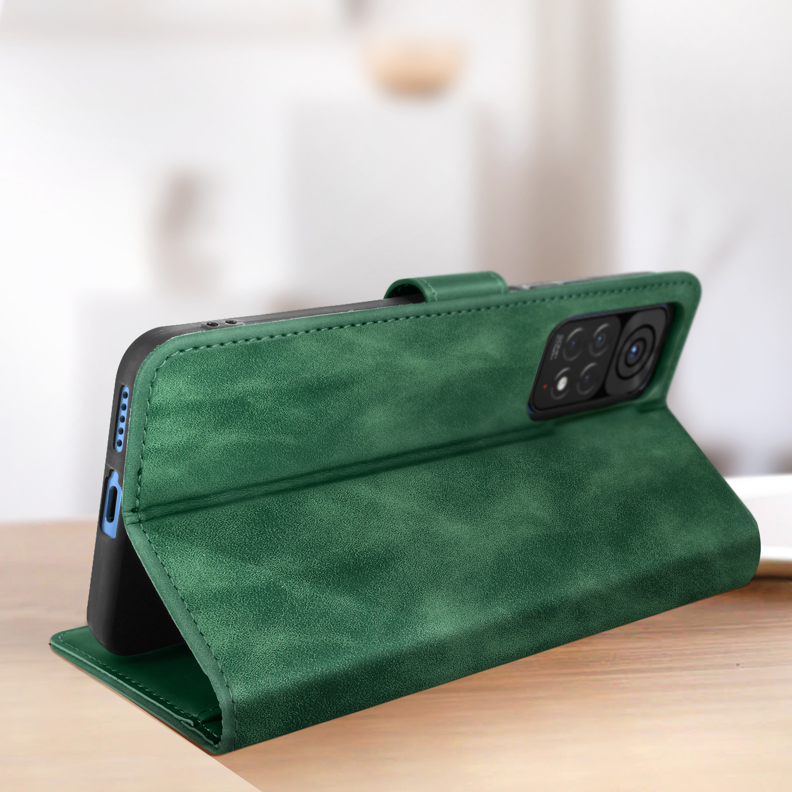 Una custodia per telefono verde, aperta, con un telefono all'interno.