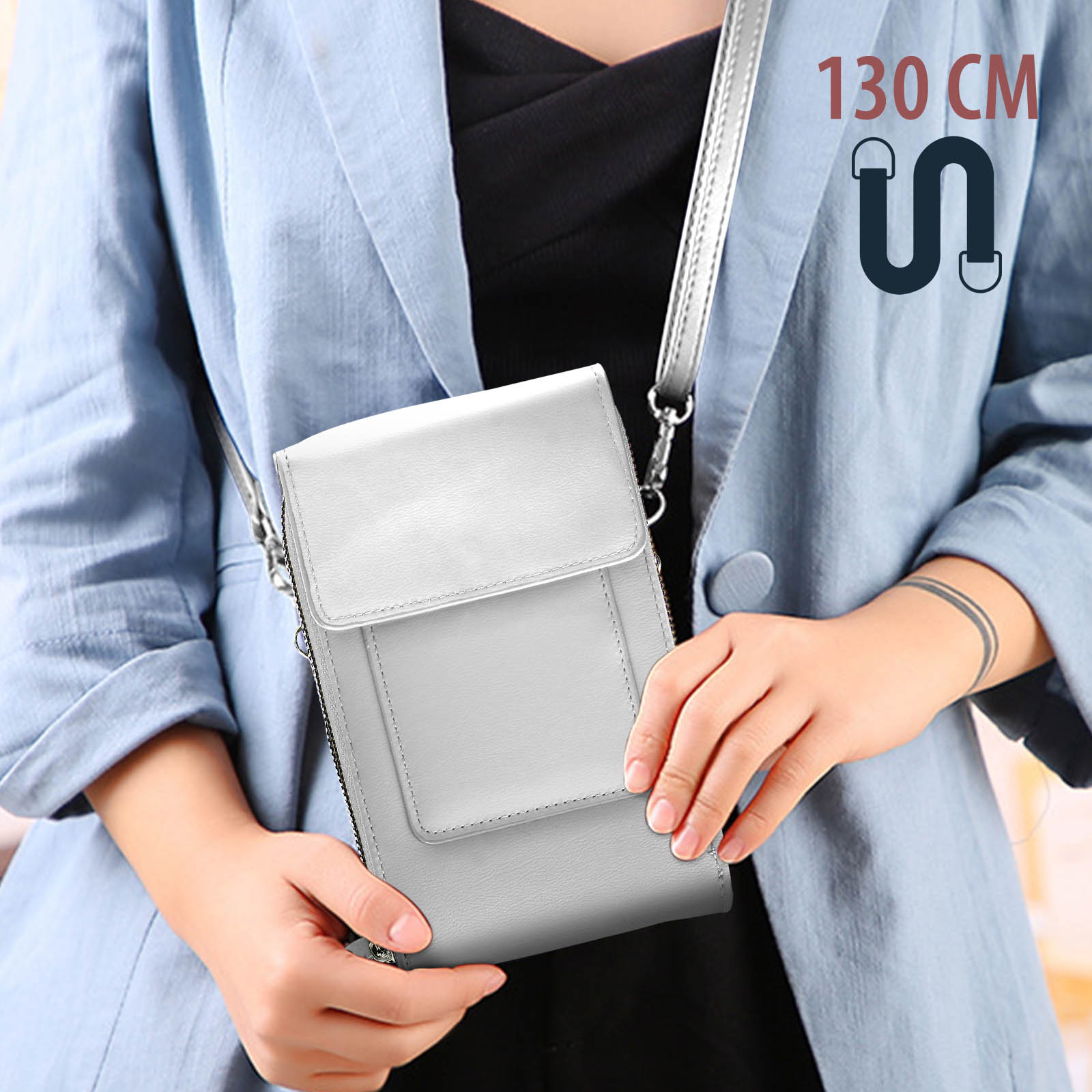 Donna tiene borsa bianca a tracolla, con cinturino argento. Borsa con patta, lunga 130cm.