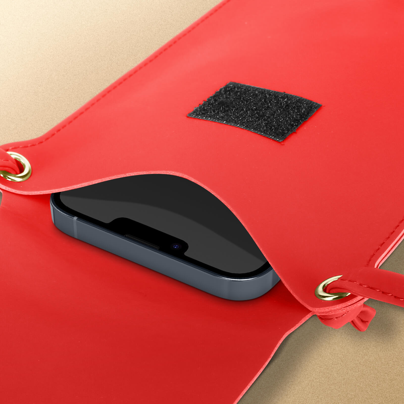 Custodia rossa per telefono con chiusura nera, che tiene un telefono nero.