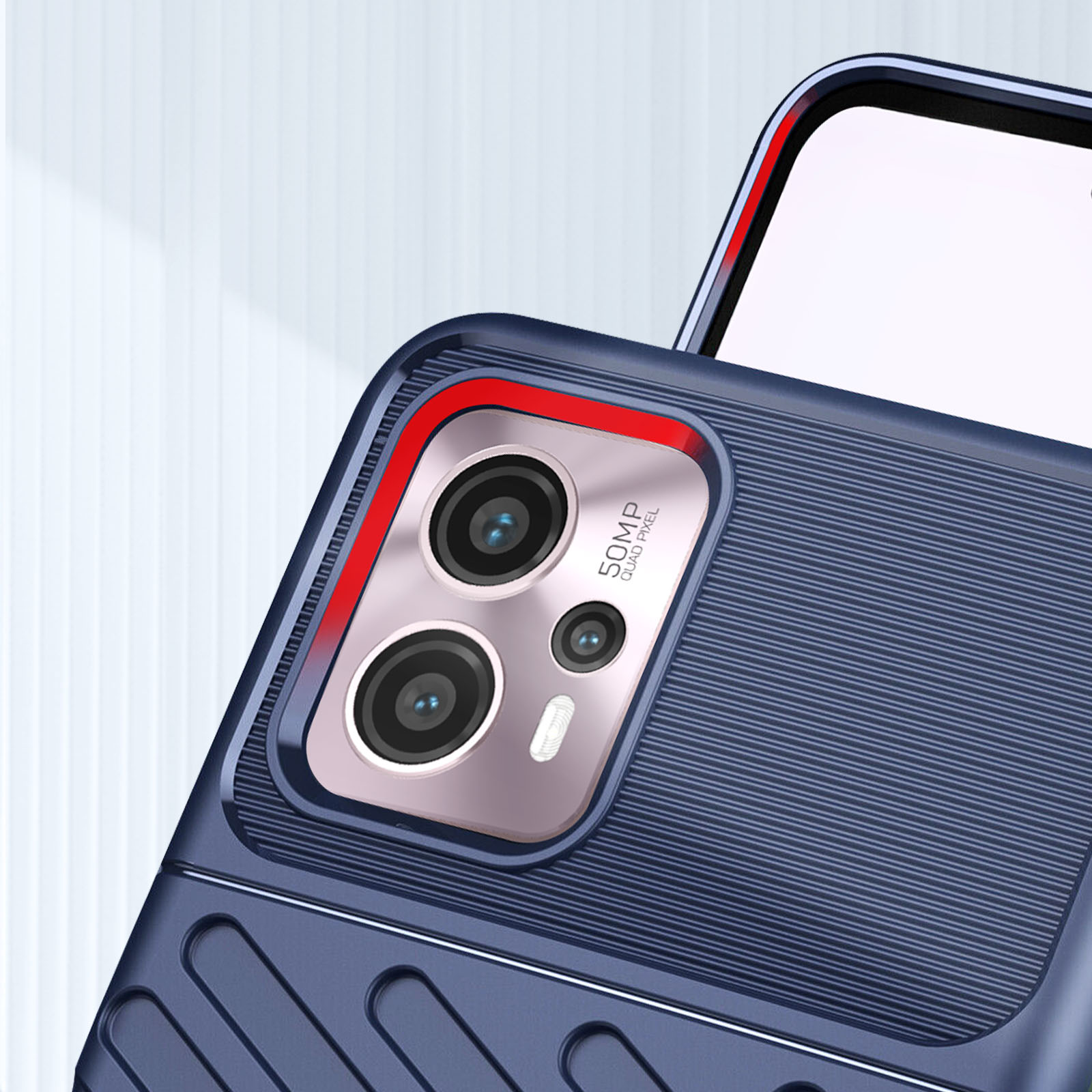 Primo piano di una cover per telefono con lenti e accento rosso.