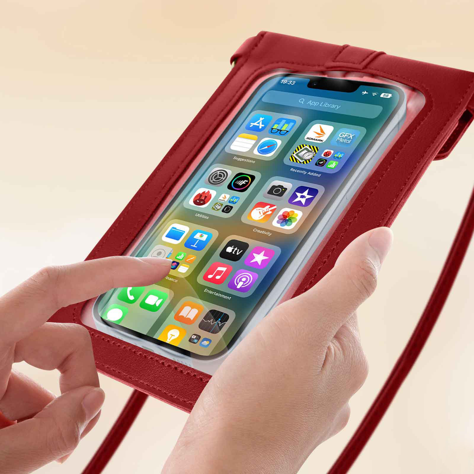 Mano che tiene un telefono in una custodia rossa da collo, mostrando la schermata di un'app.
