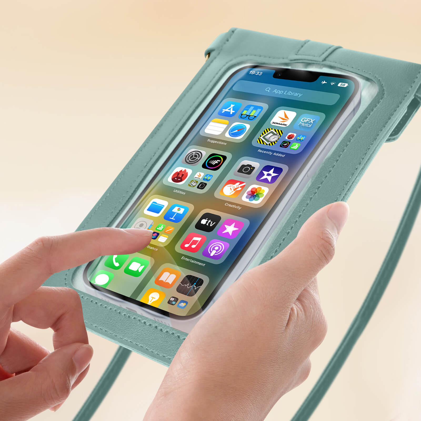 Un telefono in una custodia verde acqua con una finestra trasparente viene toccato da una mano che mostra icone.