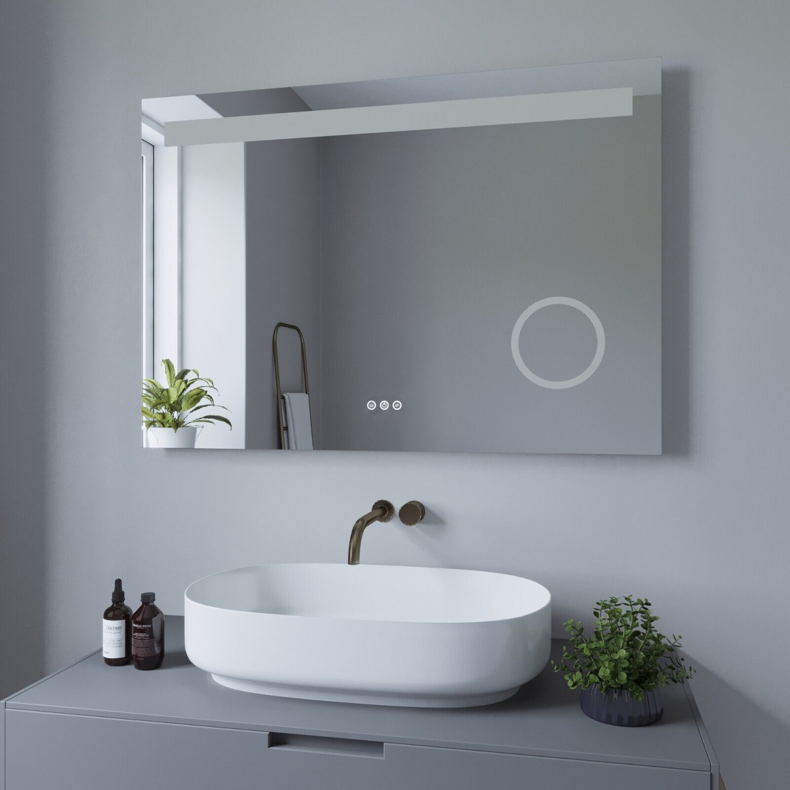 Badezimmer mit Spiegel und Waschbecken. Spiegel mit Licht, Waschbecken weiß, graue Wände.