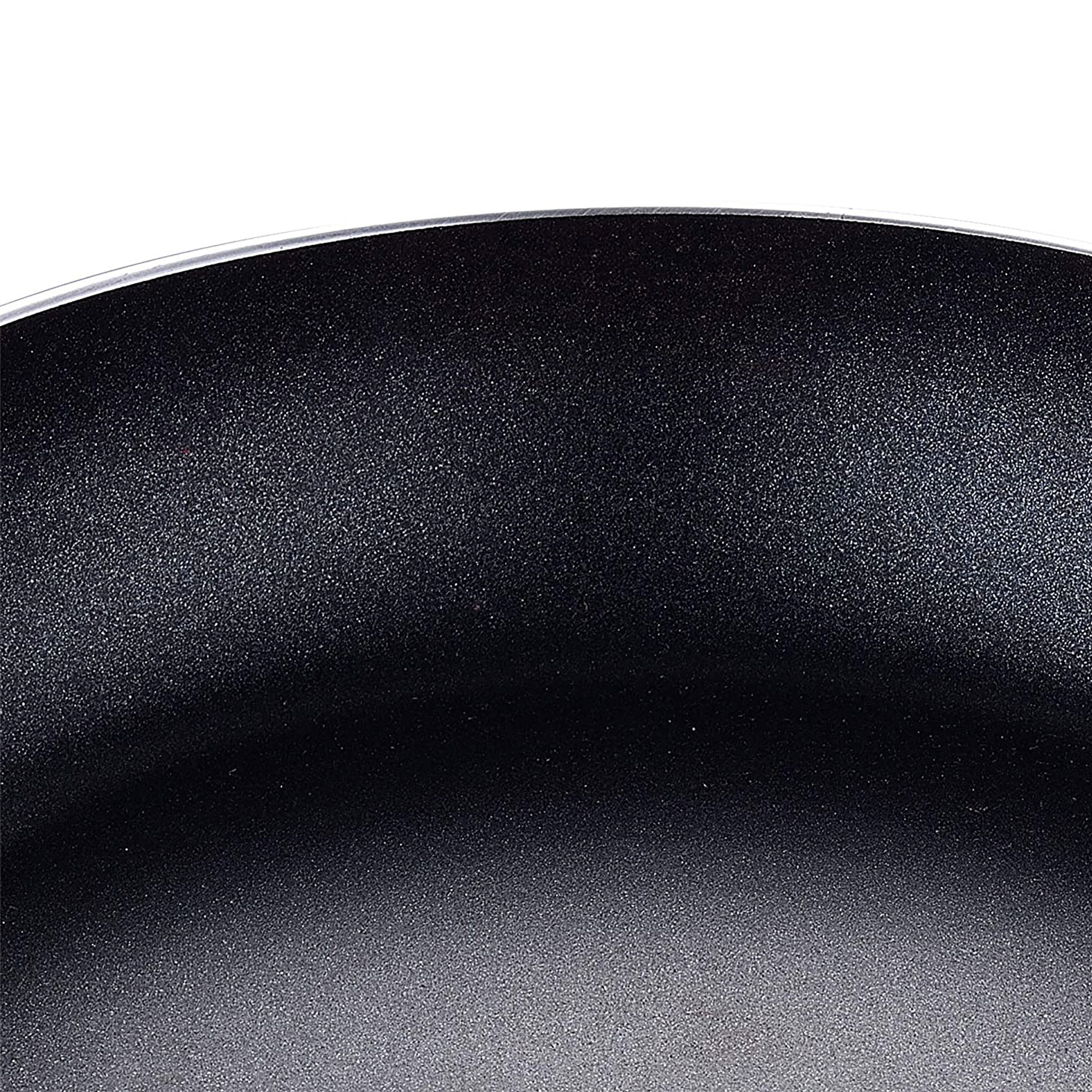 Primer plano del interior de una sartén antiadherente con superficie negra moteada y borde plateado.