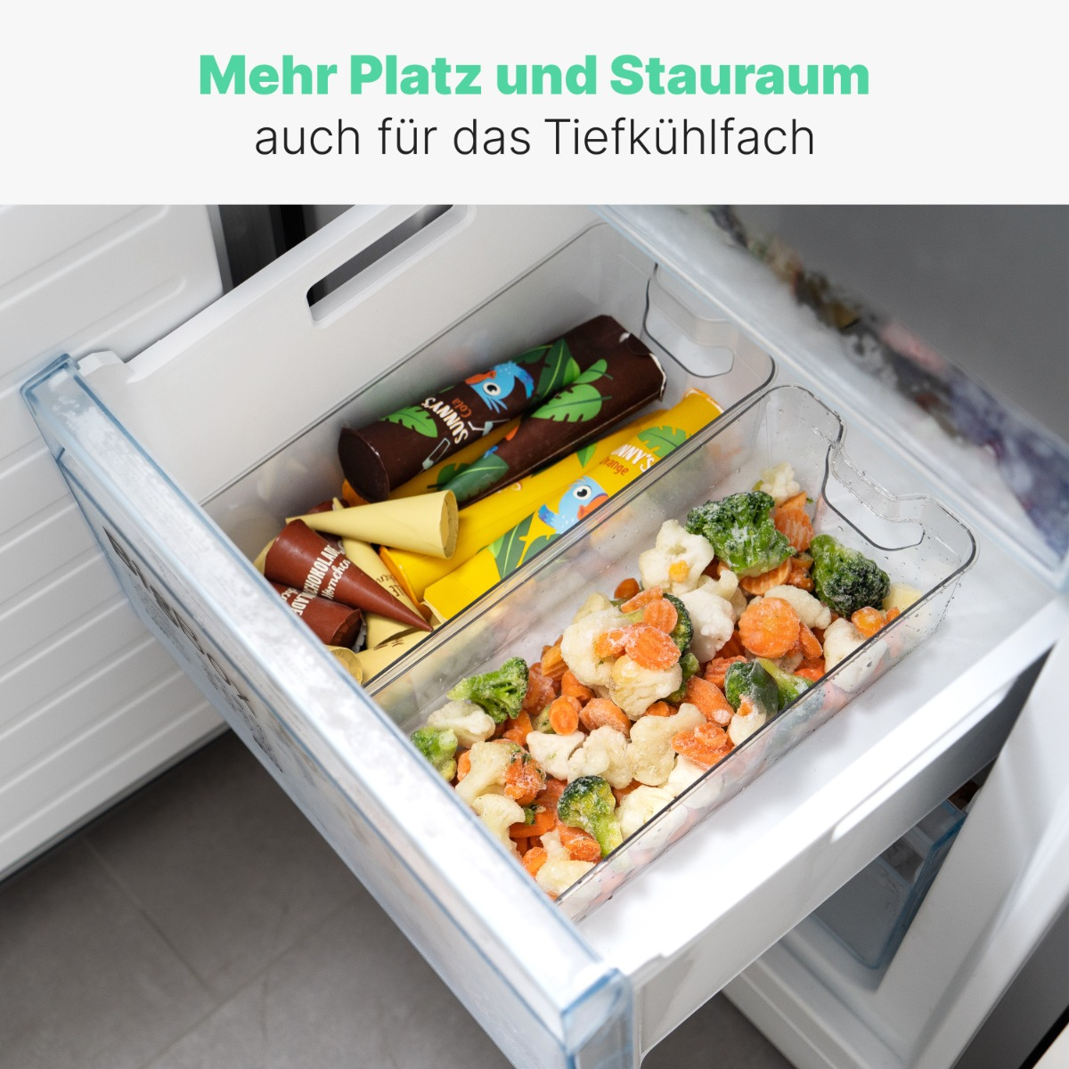 Offene Kühlschublade mit Tiefkühlkost. Gemüse und Eiscreme. Text auf Deutsch.