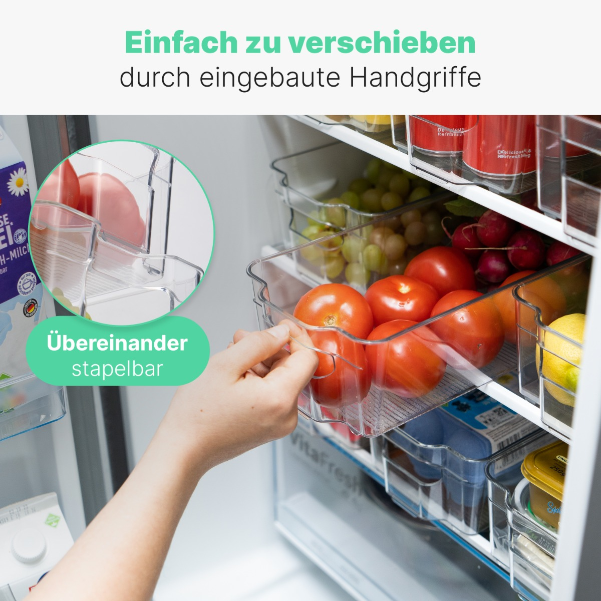 Eine Hand greift in einen Kühlschrank, um einen durchsichtigen Kunststoffbehälter mit Tomaten zu entnehmen.