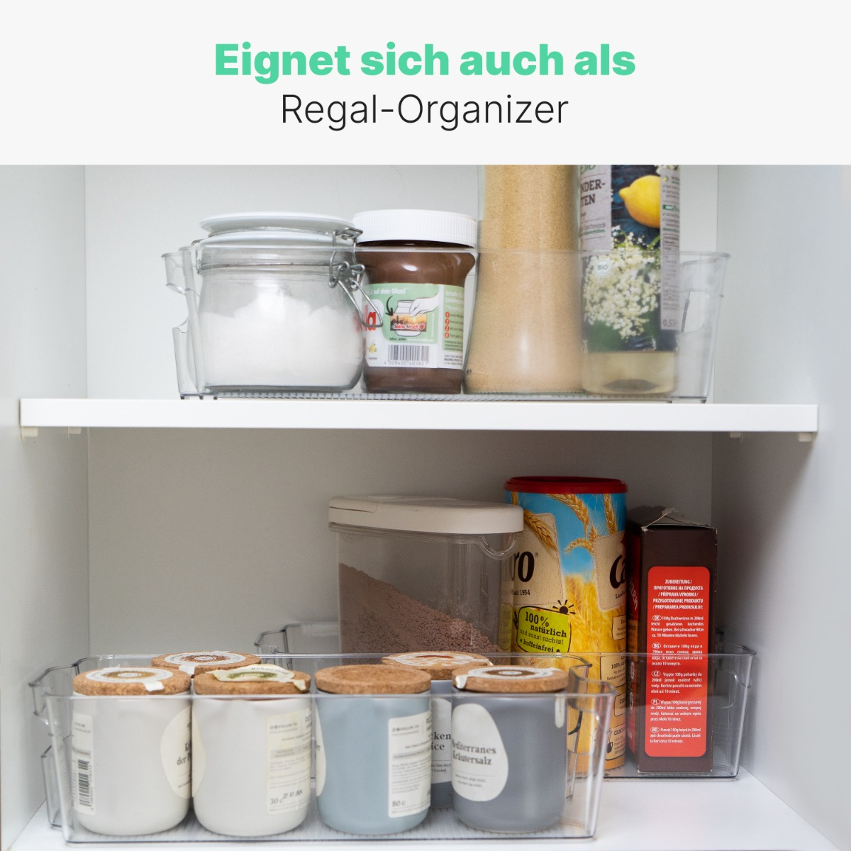 Zwei Regale mit transparenten Plastikbehältern, gefüllt mit verschiedenen Lebensmitteln in einem weißen Schrank.