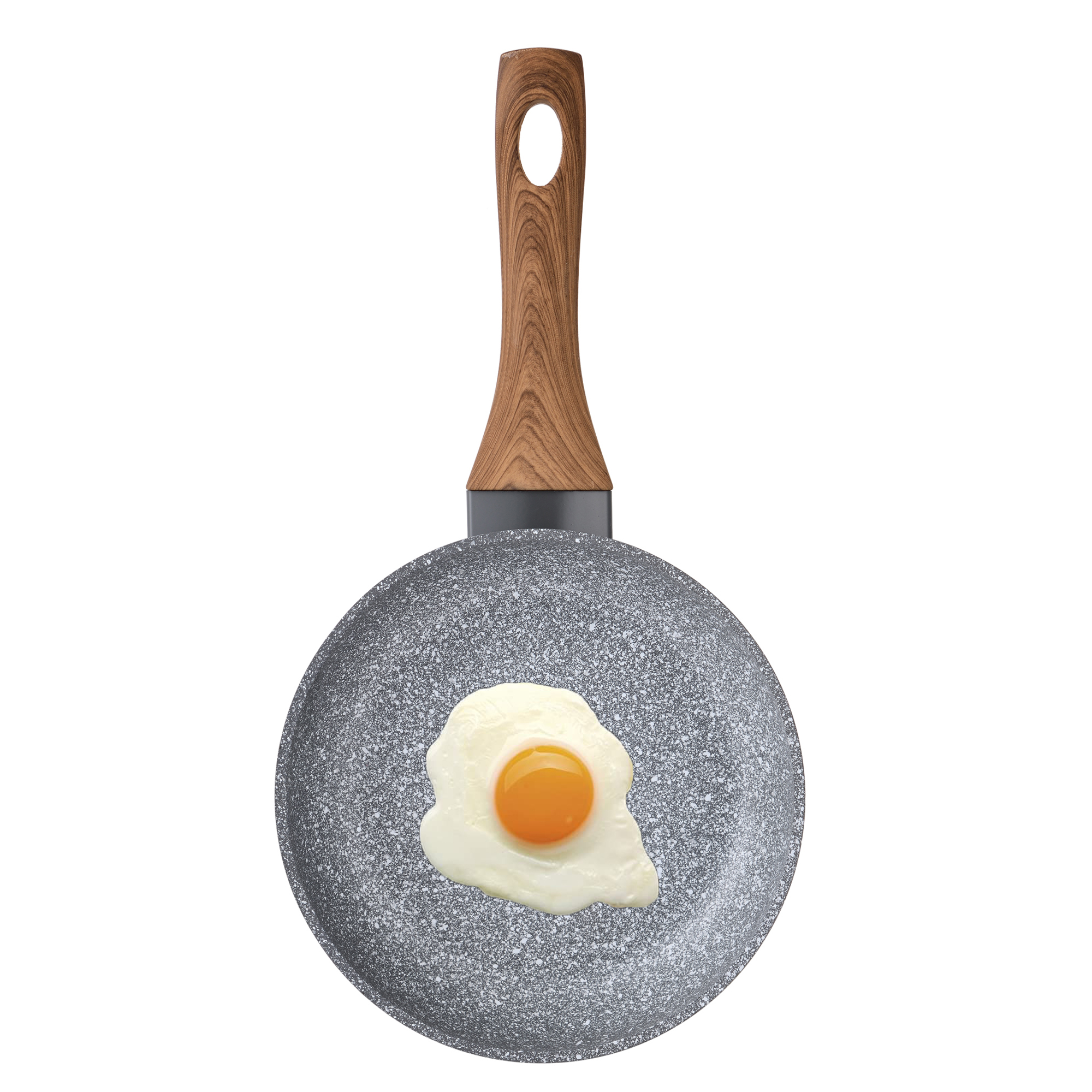Un huevo frito en una sartén gris moteada con mango de madera, aislado sobre fondo blanco.