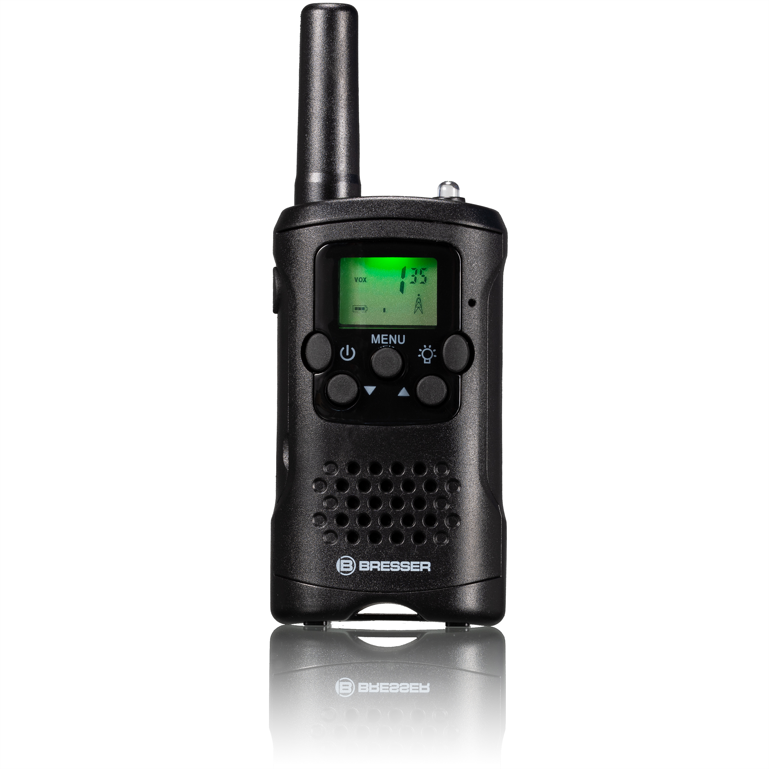 Un walkie-talkie negro. Tiene una pantalla que muestra números y botones.
