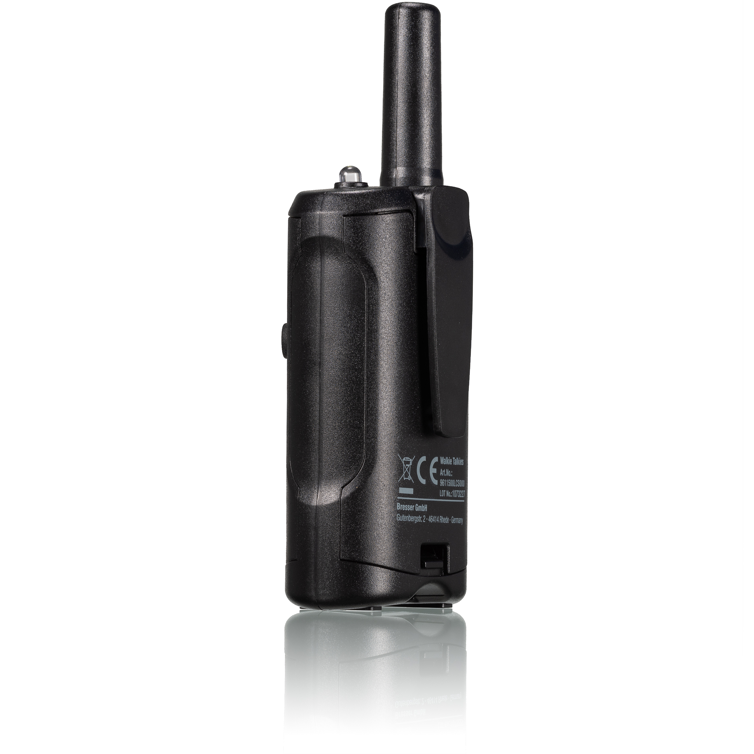 Un walkie-talkie negro, visto por detrás, con un clip. La superficie inferior refleja el dispositivo.
