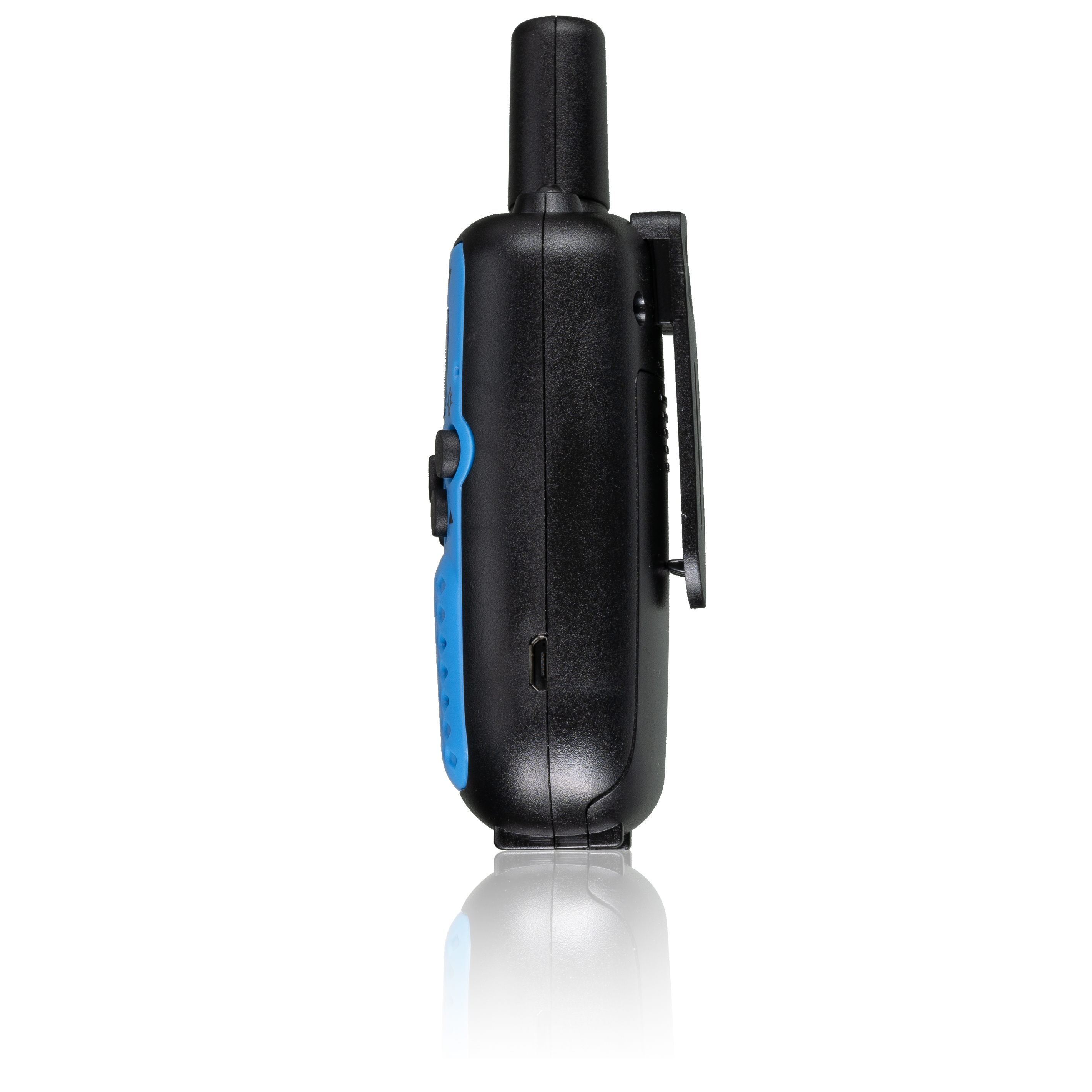 Un walkie-talkie negro y azul con antena, clip y puerto de carga, sobre una superficie blanca.