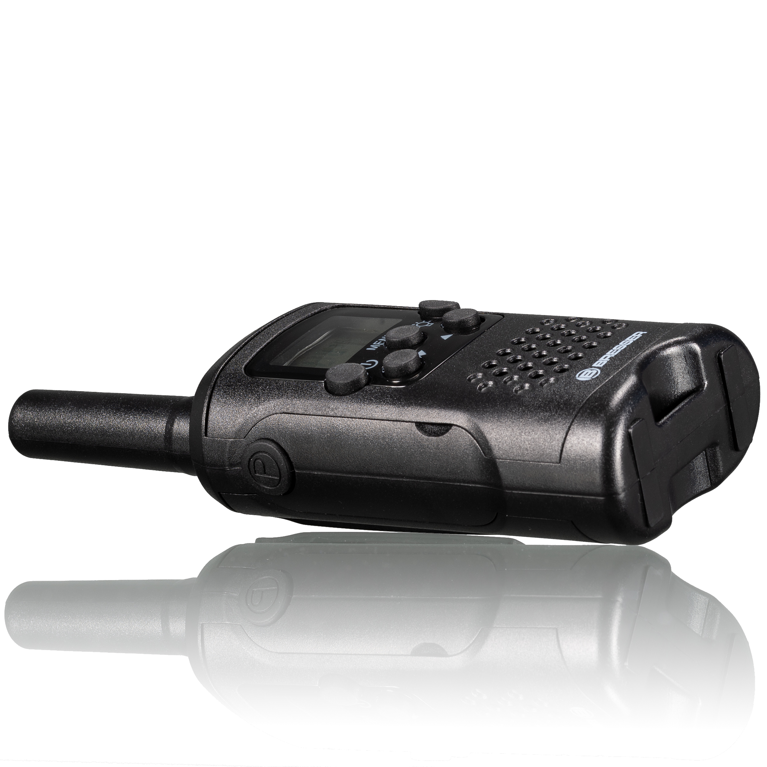 Walkie-talkie negro sobre una superficie reflectante. Botones, pantalla y antena visibles.