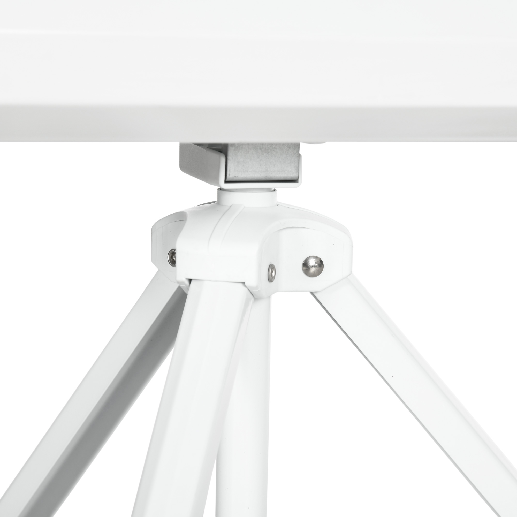 Un primer plano de la base blanca del trípode de un soporte de pantalla de proyector.