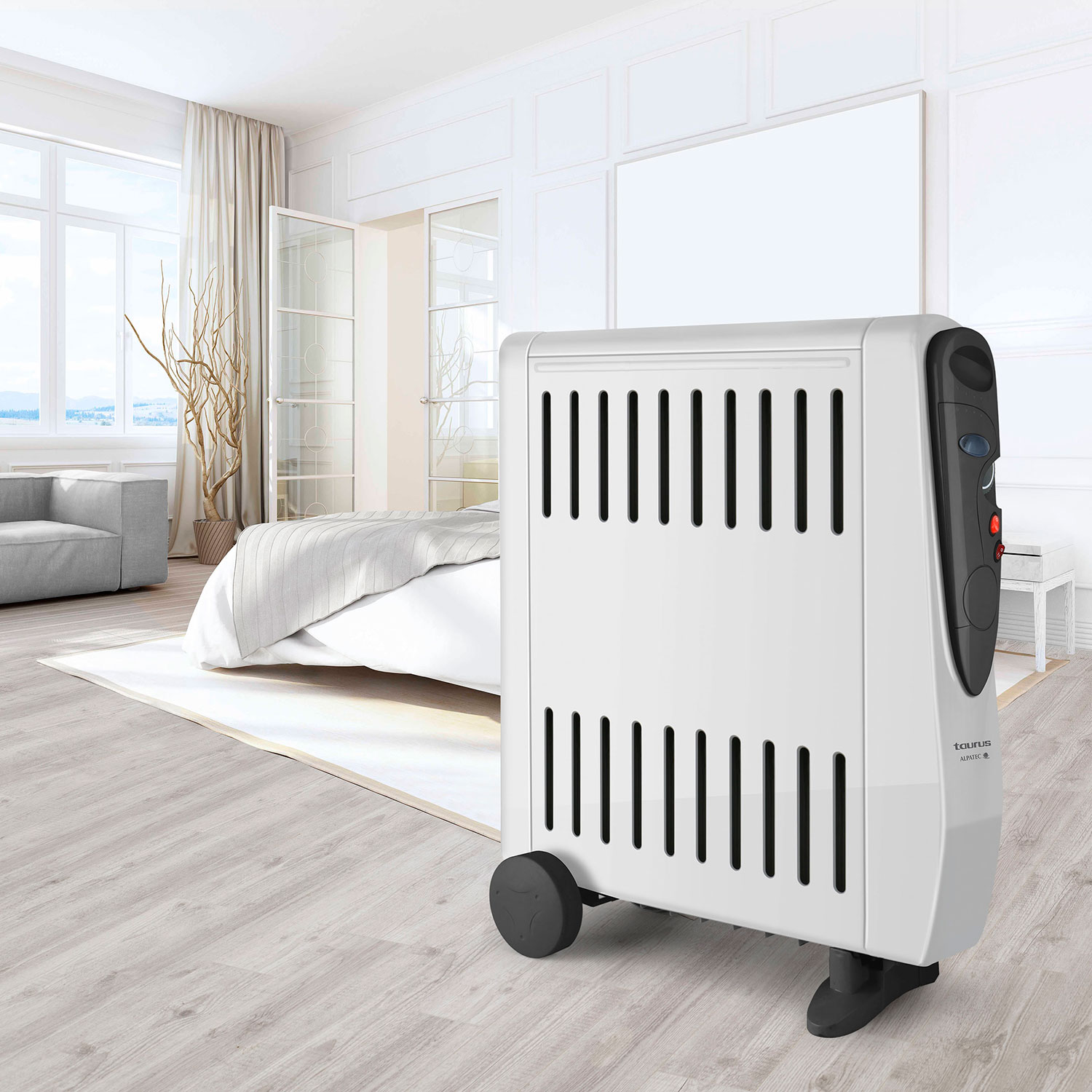 Weißer Elektroheizer mit schwarzen Lüftungsschlitzen und Bedienelementen, neben einem Bett.