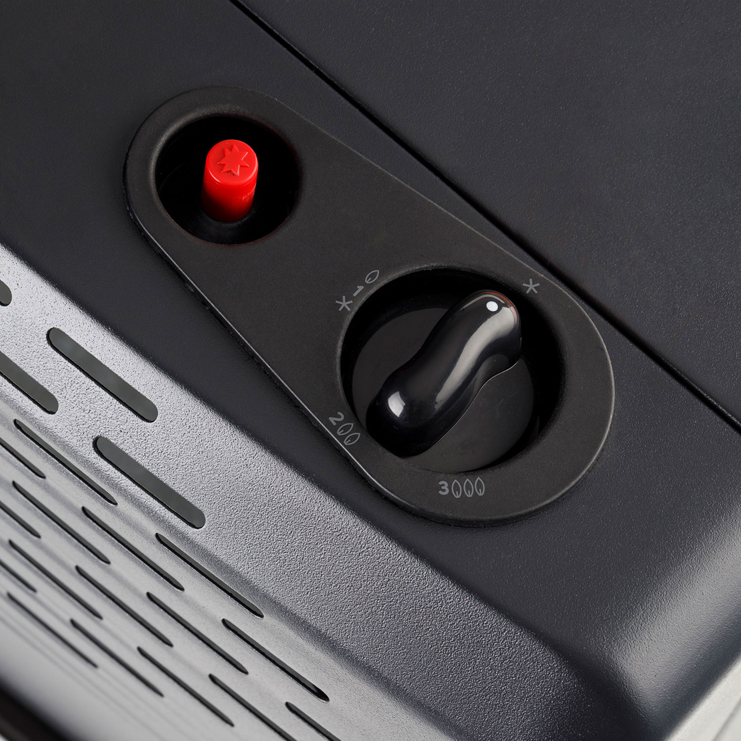 Un panel de control negro con un botón rojo y un dial que va de 200 a 3000.