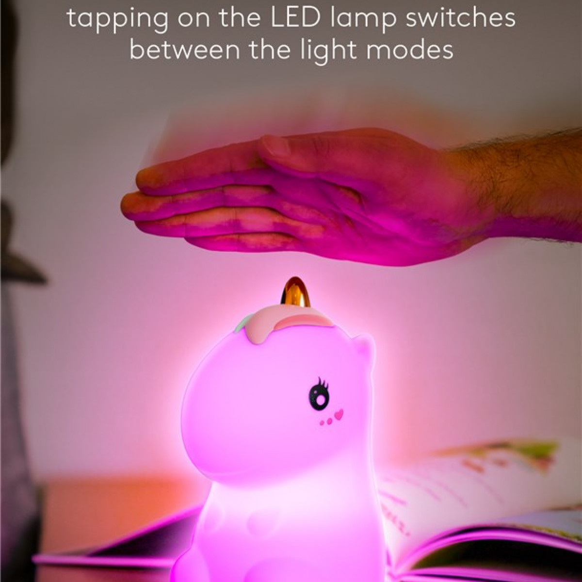 Eine rosa Einhornlampe mit Hand. Text: Tippen auf die LED-Lampe schaltet Modi.
