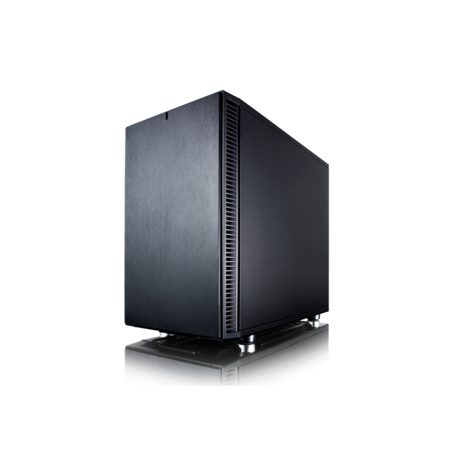 Czarna obudowa komputera na białym tle, odbijająca światło.