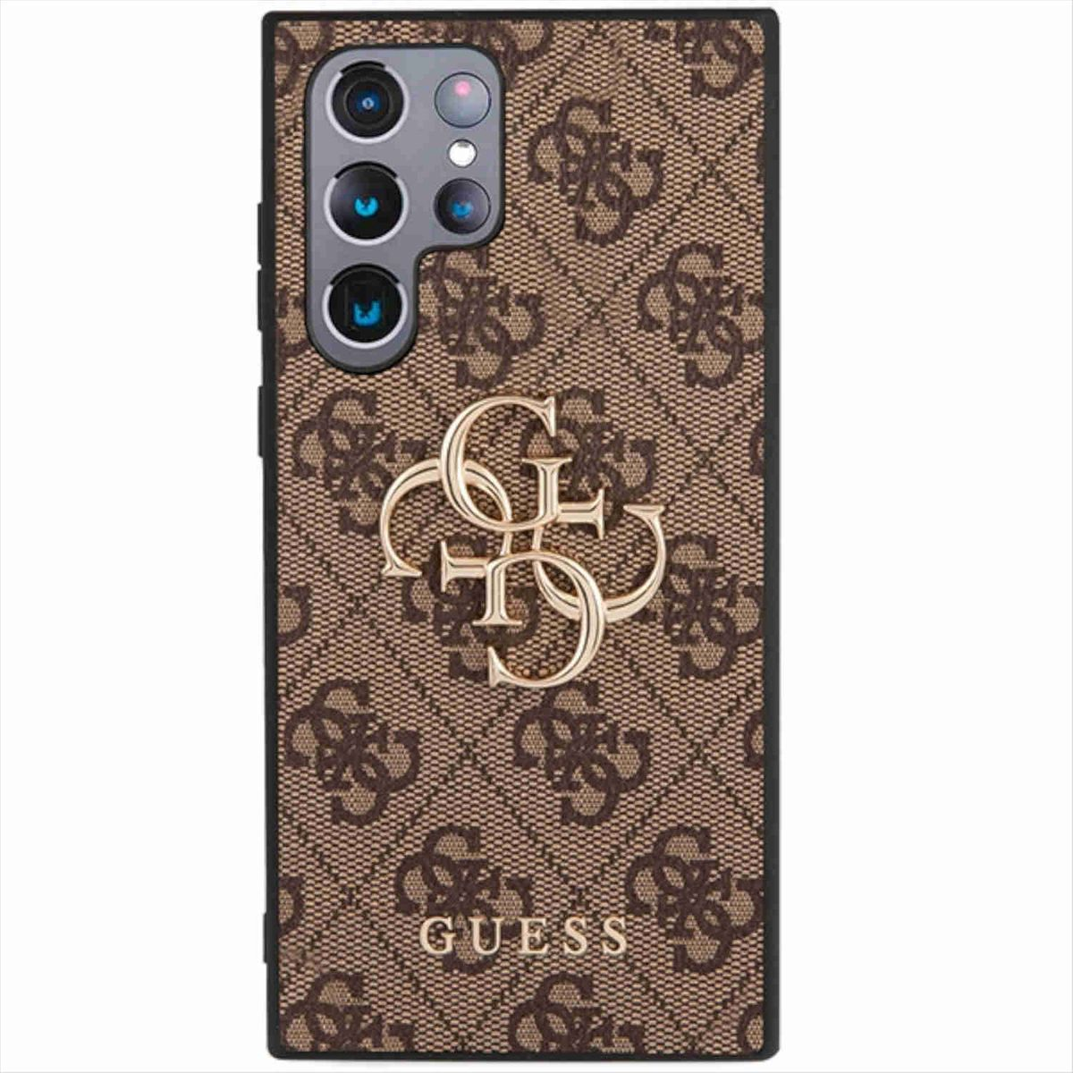 Custodia per telefono con motivo logo Guess su sfondo marrone. Il telefono ha più fotocamere.