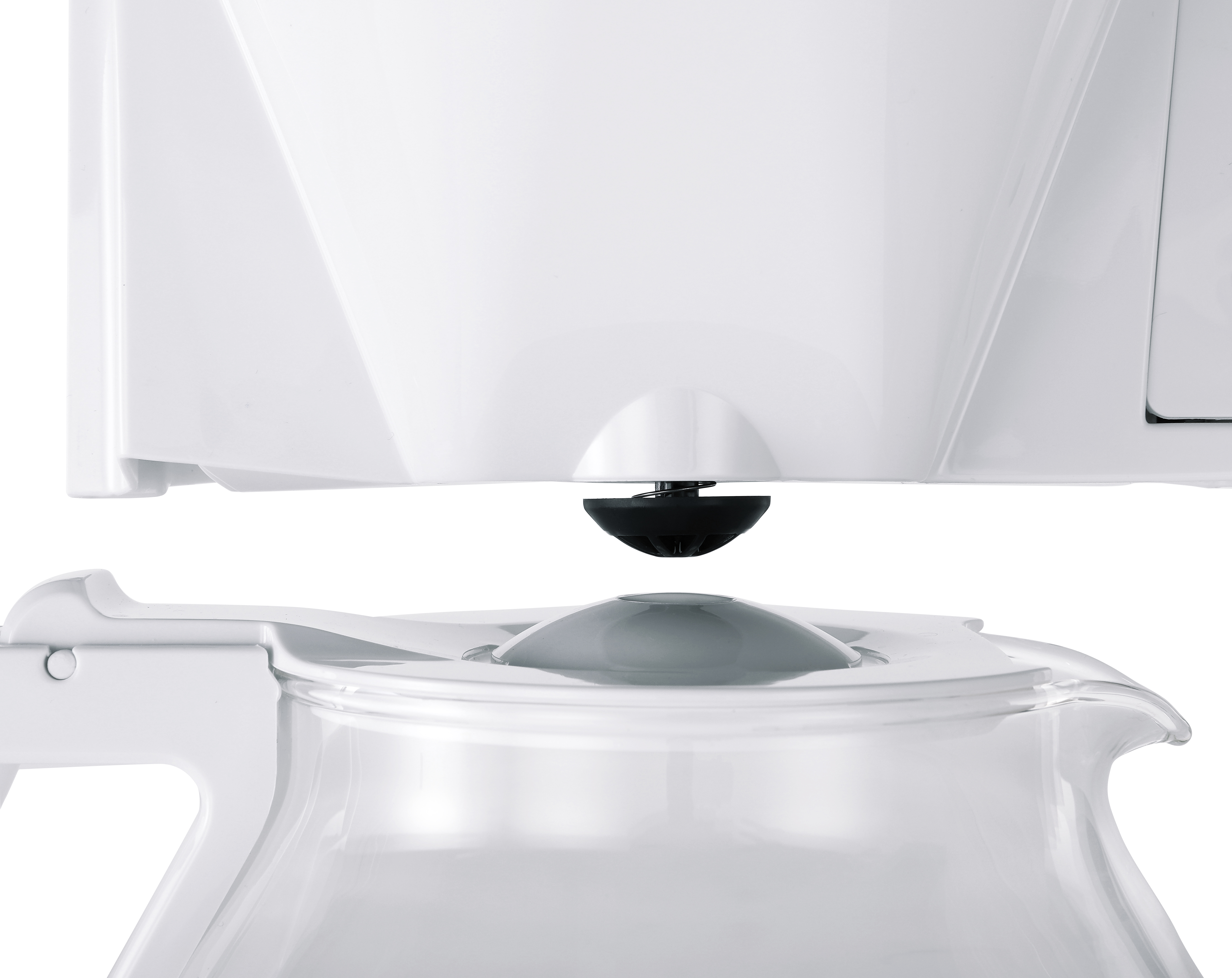 Zbliżenie białego dzbanka z filtrem wody. Widoczna jest pokrywa i dzbanek.