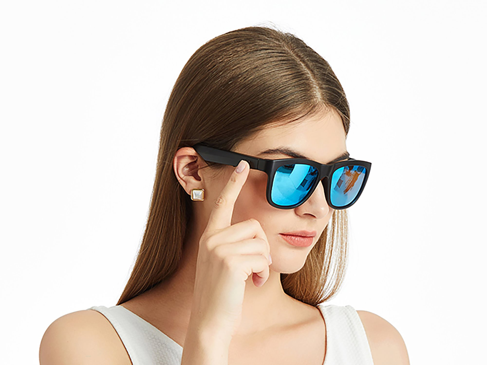 Frau mit schwarzer Sonnenbrille mit blauen Gläsern. Weißer Hintergrund.