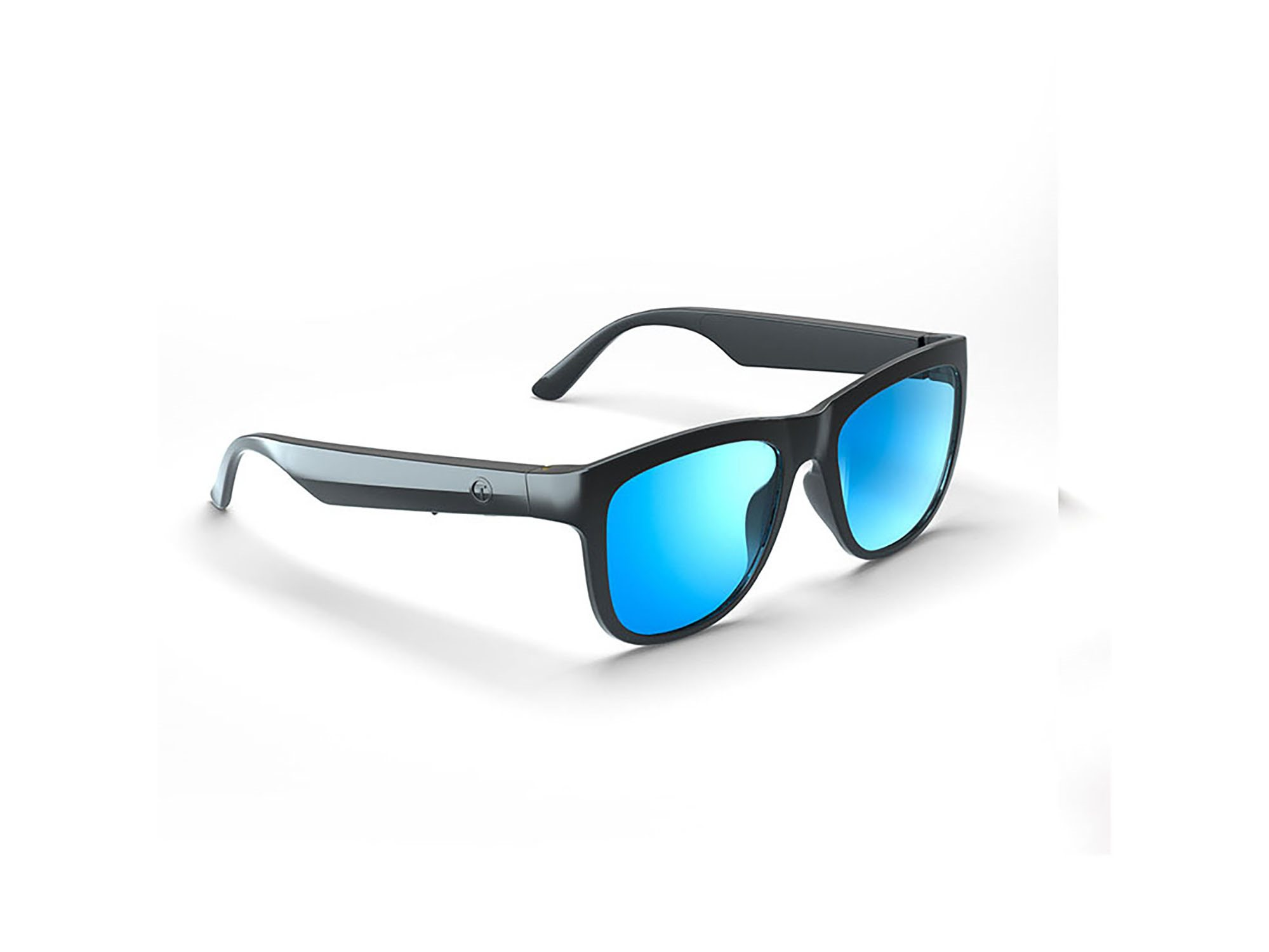 Schwarze Sonnenbrille mit blauen Gläsern auf weißem Hintergrund. Modernes Design.