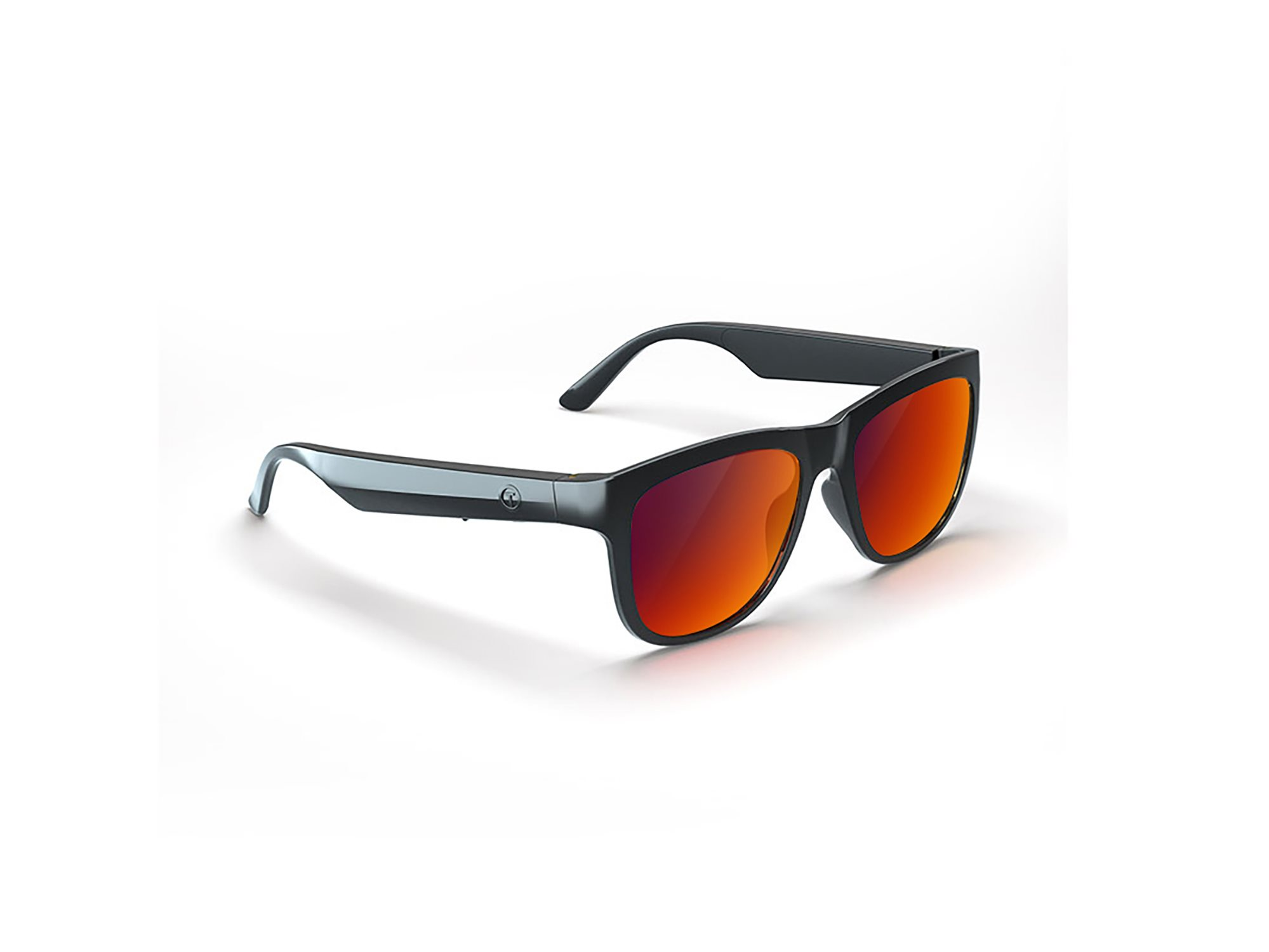 Sonnenbrille mit roten Gläsern und schwarzem Rahmen. Die Brille liegt auf weißem Untergrund.