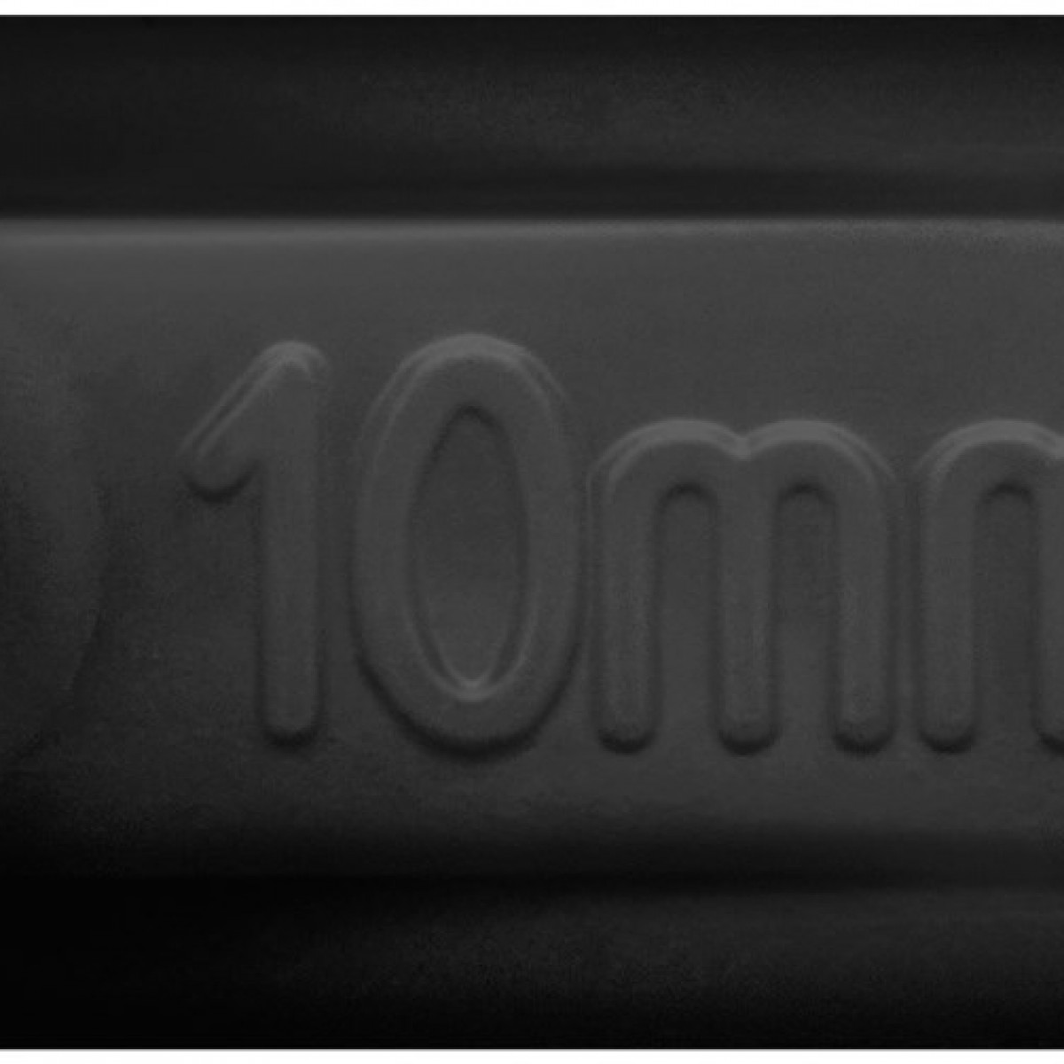 Nahaufnahme von geprägtem Text: 10mm. Schwarzer Hintergrund.
