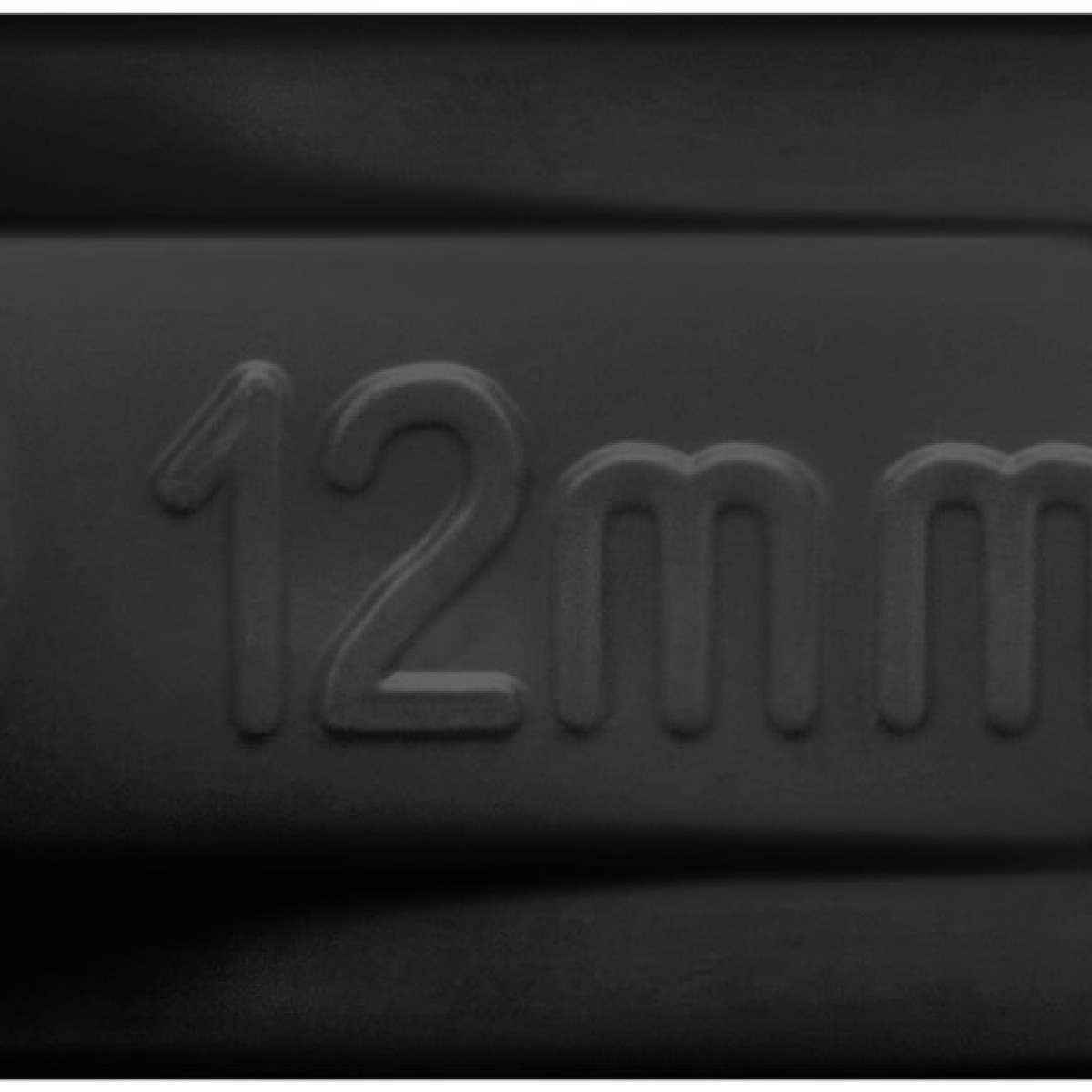 Nahaufnahme einer schwarzen Oberfläche mit dem geprägten Text '12mm'.