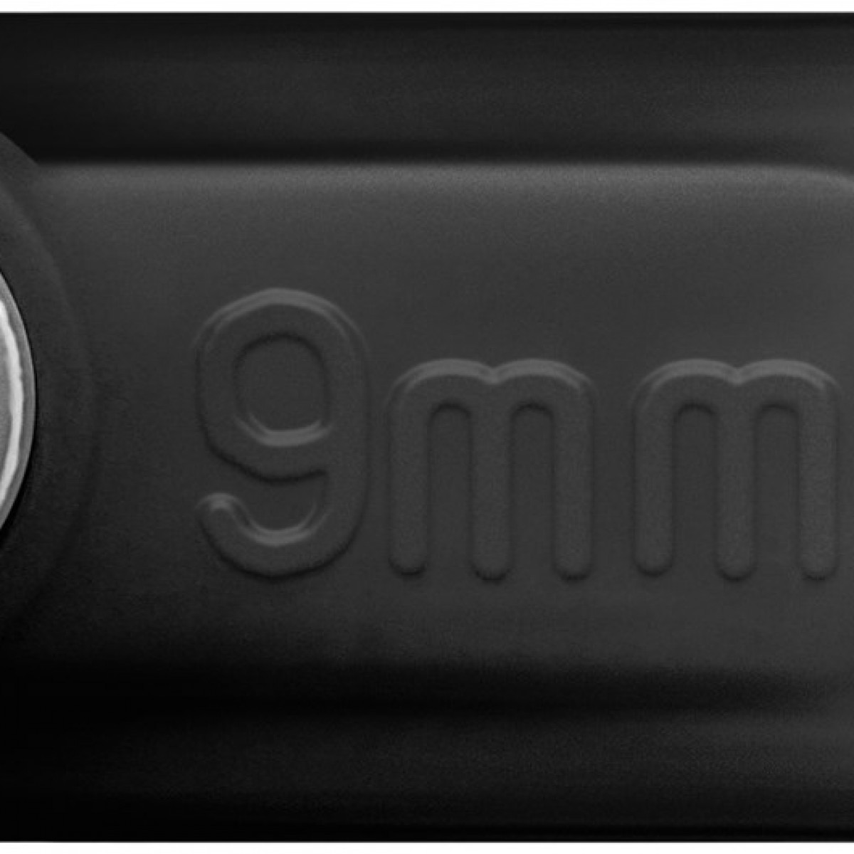 Nahaufnahme einer schwarzen Oberfläche mit dem geprägten Text '9mm'.