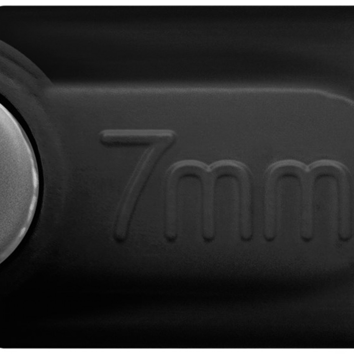 Nahaufnahme der 7mm Markierung auf einem schwarzen Gerät. Der Text ist geprägt.