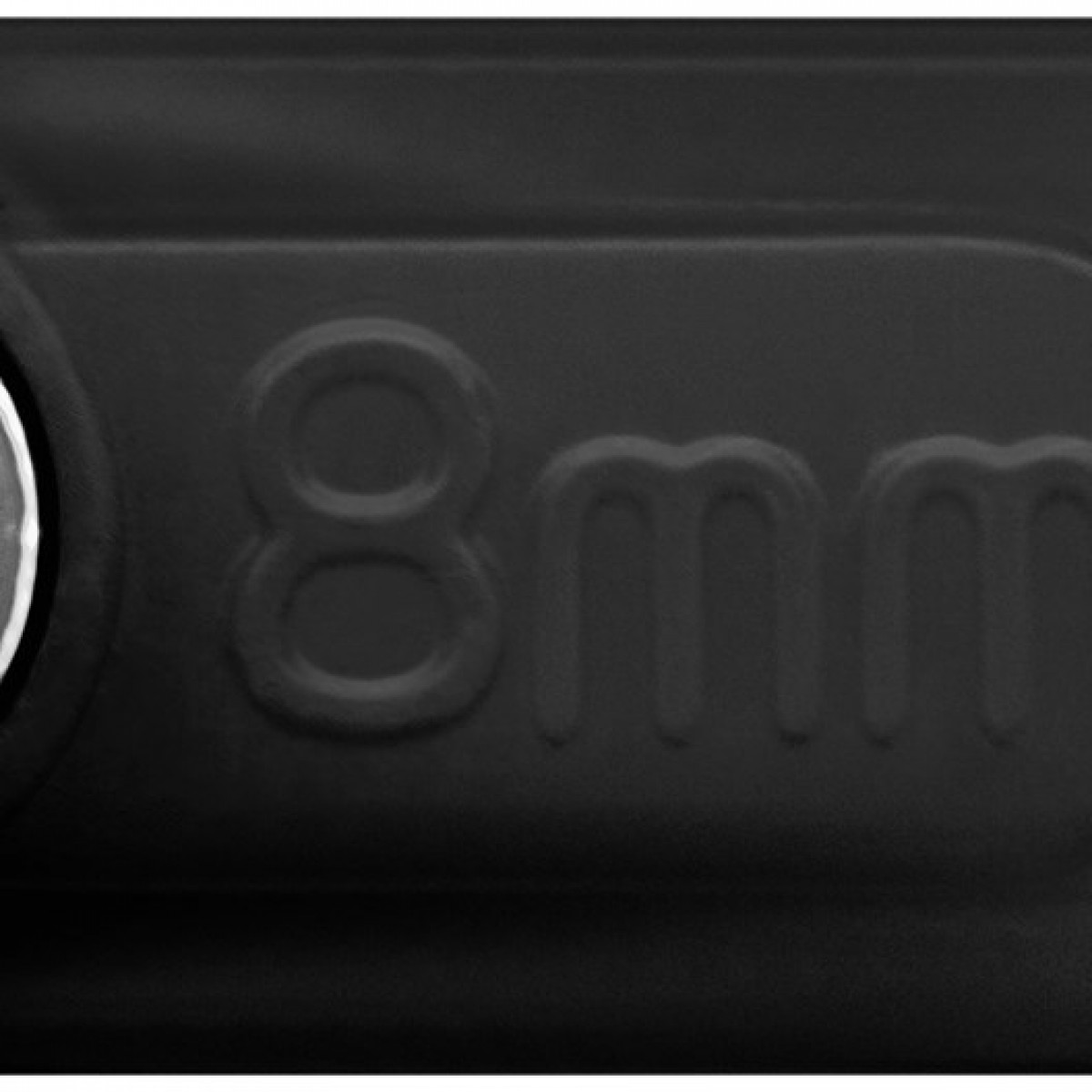 Nahaufnahme der Zahl 8mm, geprägt auf schwarzer Oberfläche.