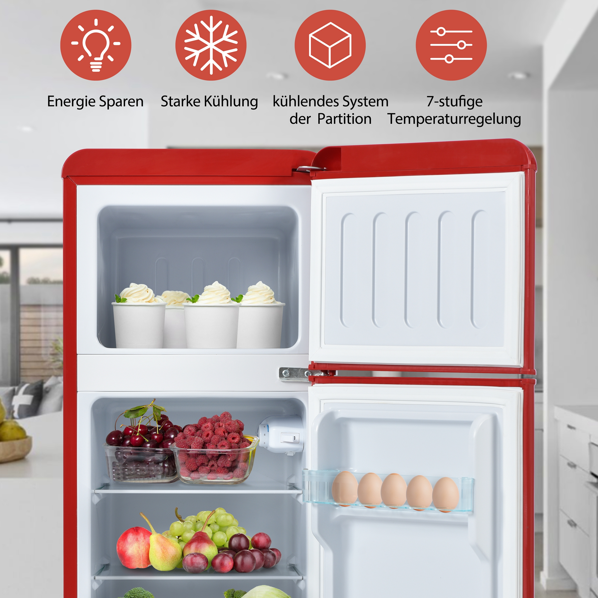 Roter Retro-Kühlschrank mit offenen Türen, Obst, Eier und Eiscreme.