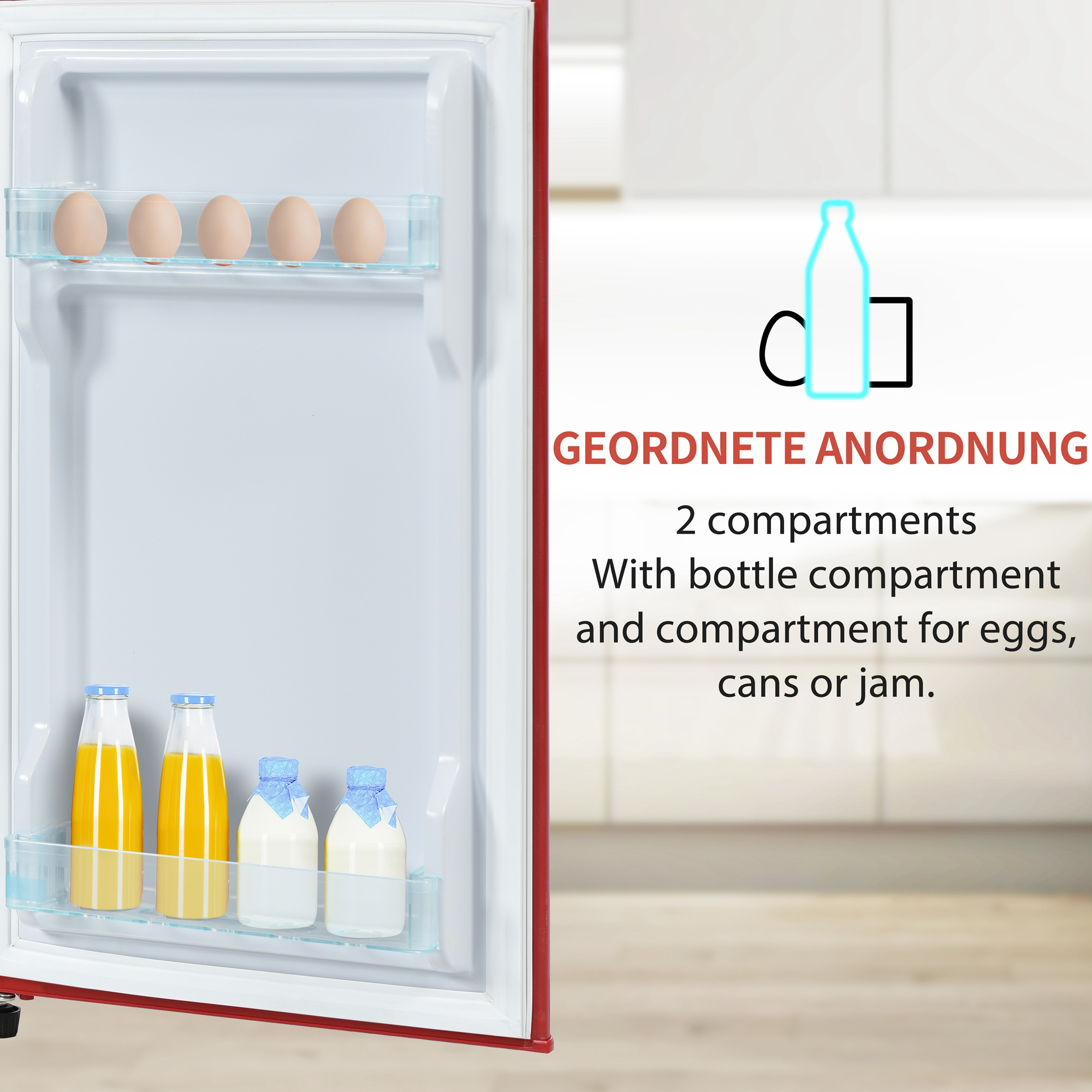 In einem roten Kühlschrank mit Eiern, Milch und Saft.
