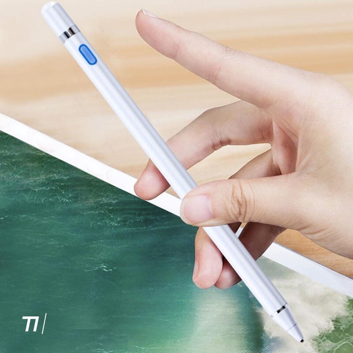 Eine Hand, die einen weißen Stift mit blauem Knopf über einem Tablet hält. Der Bildschirm ist grün und blau.