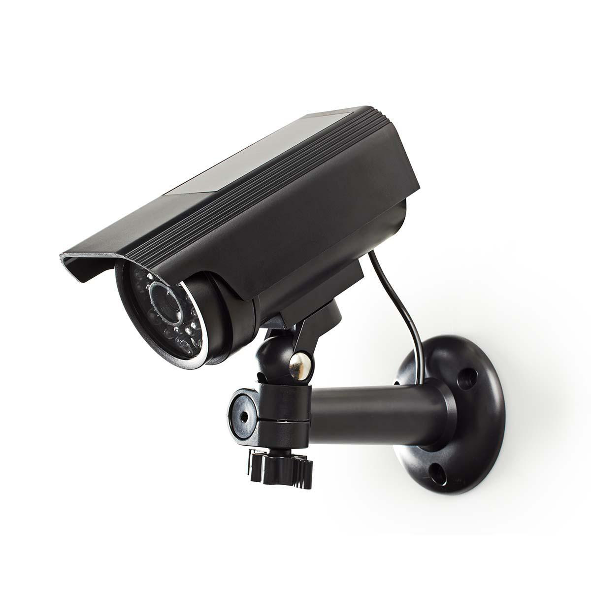 Telecamera di sicurezza nera montata su un muro bianco. Ha un parasole ed è su un supporto girevole.