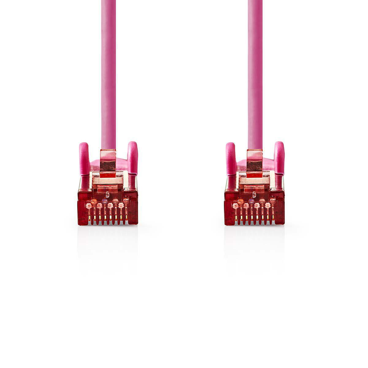 Twee roze Ethernet-kabels met rode connectoren. Ze liggen op een wit oppervlak.