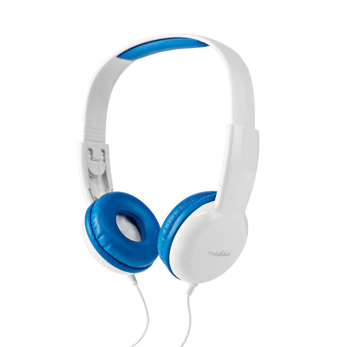Weiße und blaue Kopfhörer. Weißes Kopfband, blaue Ohrmuscheln und ein weißes Kabel. Weißer Hintergrund.