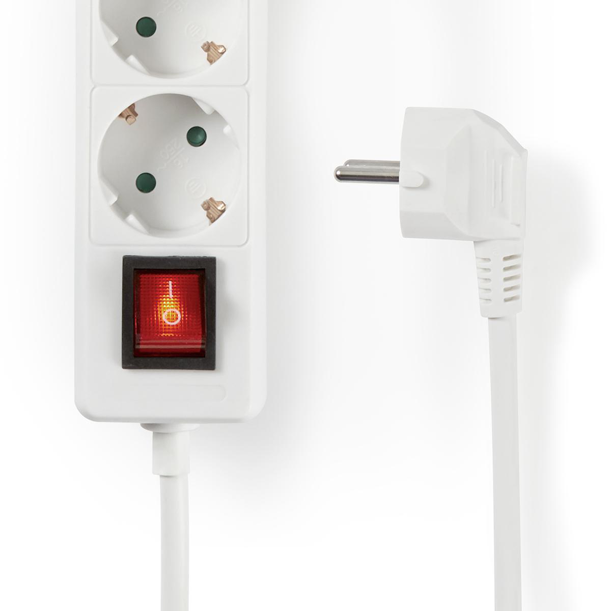 Een witte stekkerdoos met drie stopcontacten, een rood verlichte schakelaar en een witte stekker.