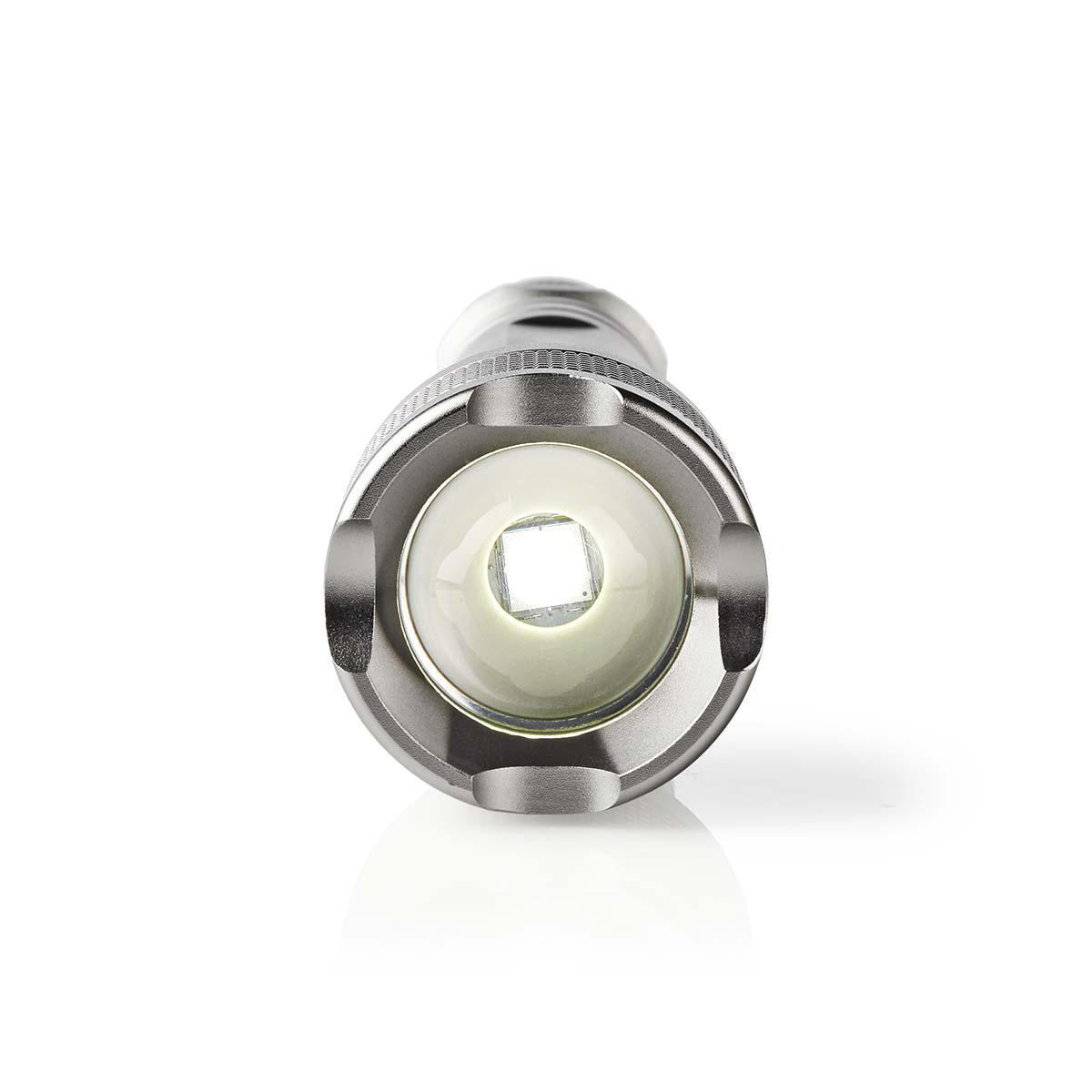Una linterna plateada brillante con una luz blanca brillante.