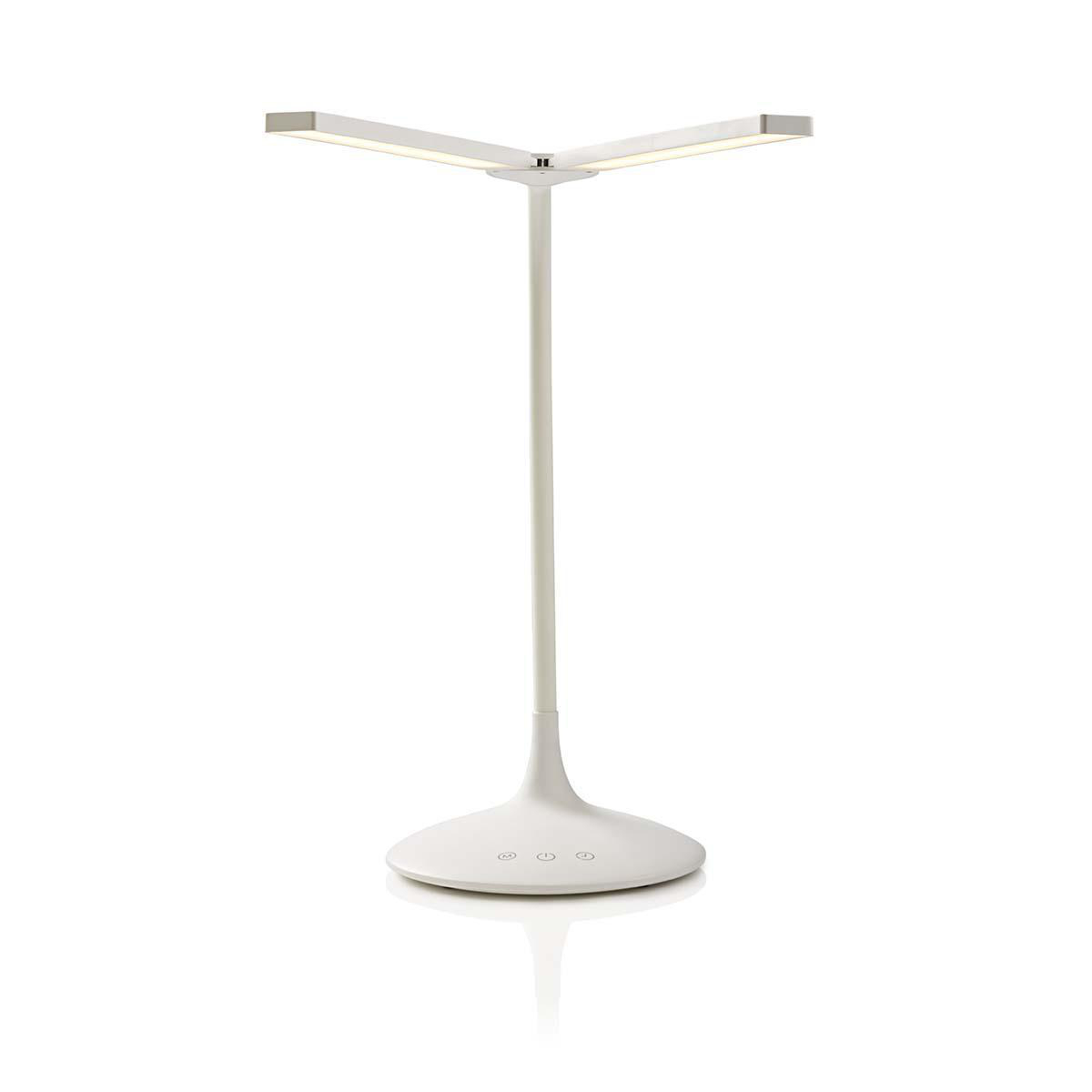 Eine weiße Schreibtischlampe mit drei Lichtpaneelen, die auf einer weißen Oberfläche steht.