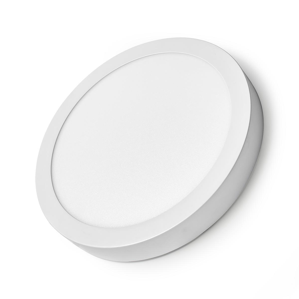Apparecchio di illuminazione rotondo bianco, montato a soffitto, su sfondo bianco.