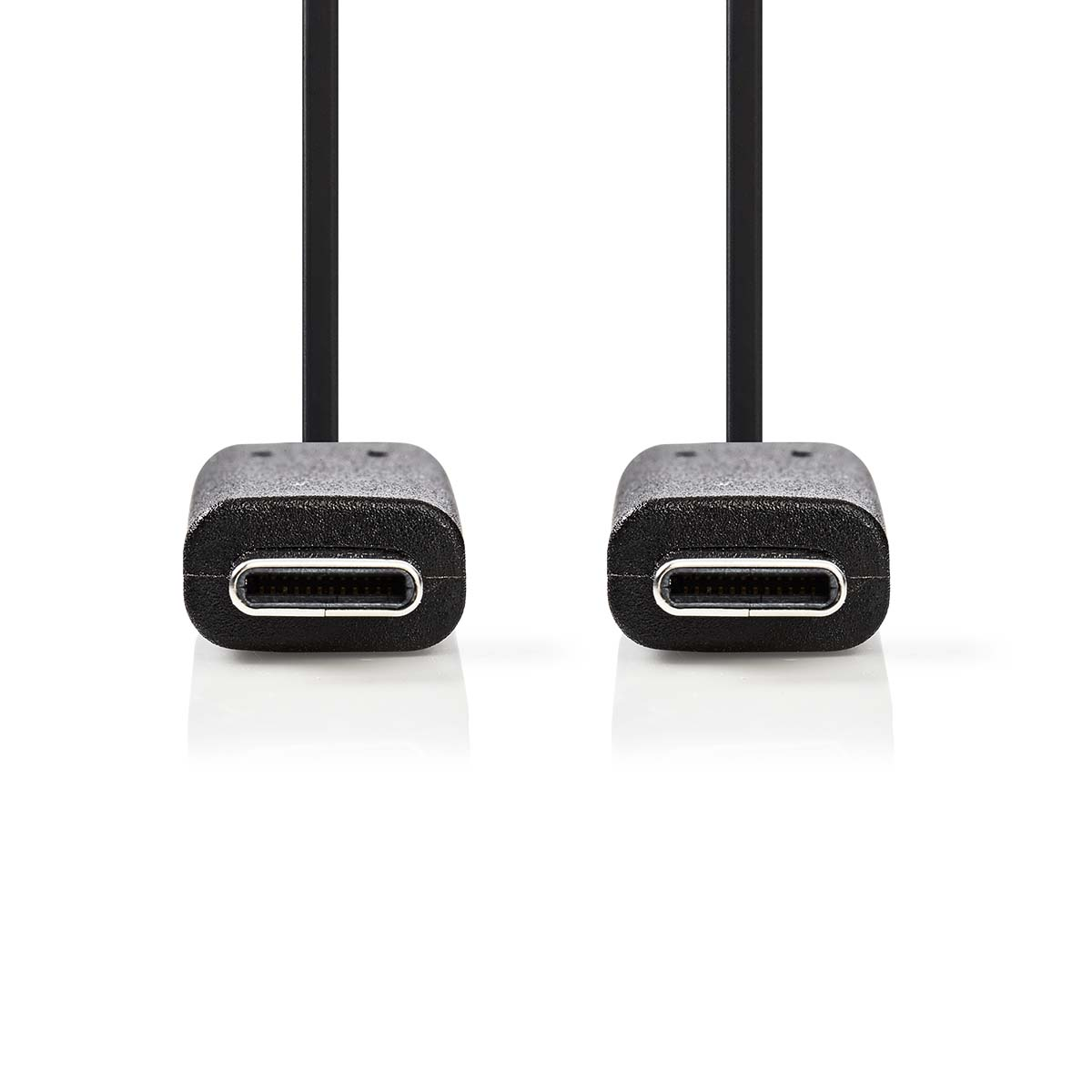 Zwei schwarze USB-C-Anschlüsse. Nahaufnahme, Blick auf die Anschlüsse. Weißer Hintergrund.