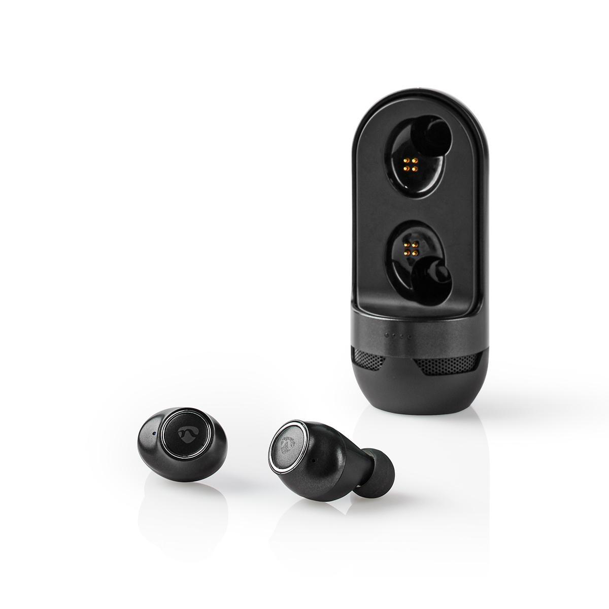 Auricolari wireless neri e custodia di ricarica. Due auricolari e custodia su superficie bianca.