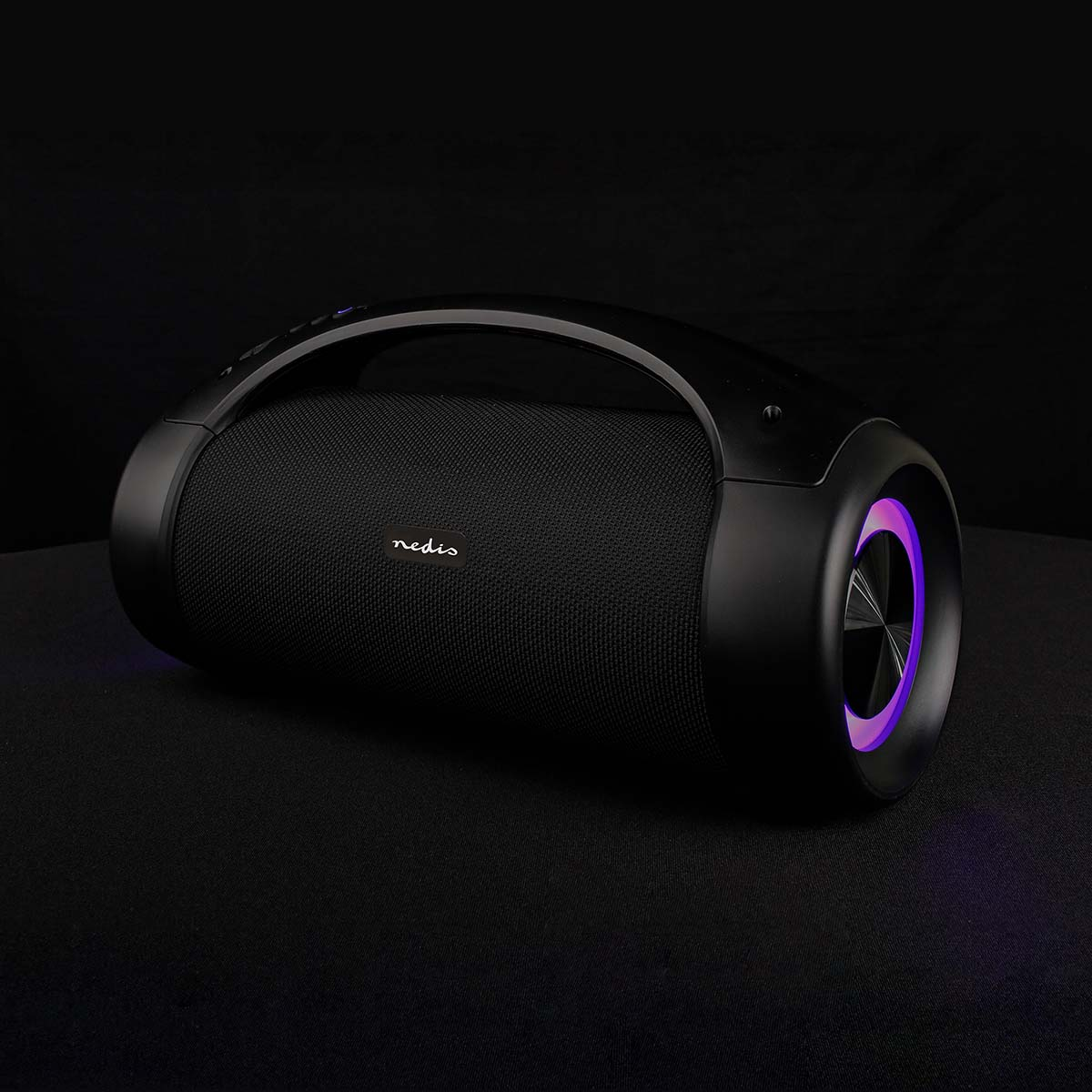 Czarny głośnik z uchwytem. Fioletowe światło wokół krawędzi, czarna powierzchnia.